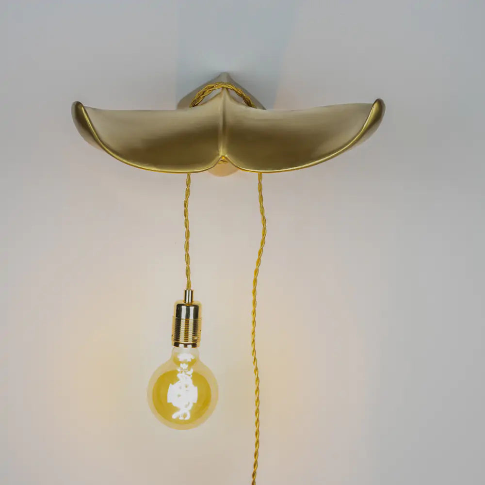 Goldene Wandleuchte THE TAIL WILL FOLLOW