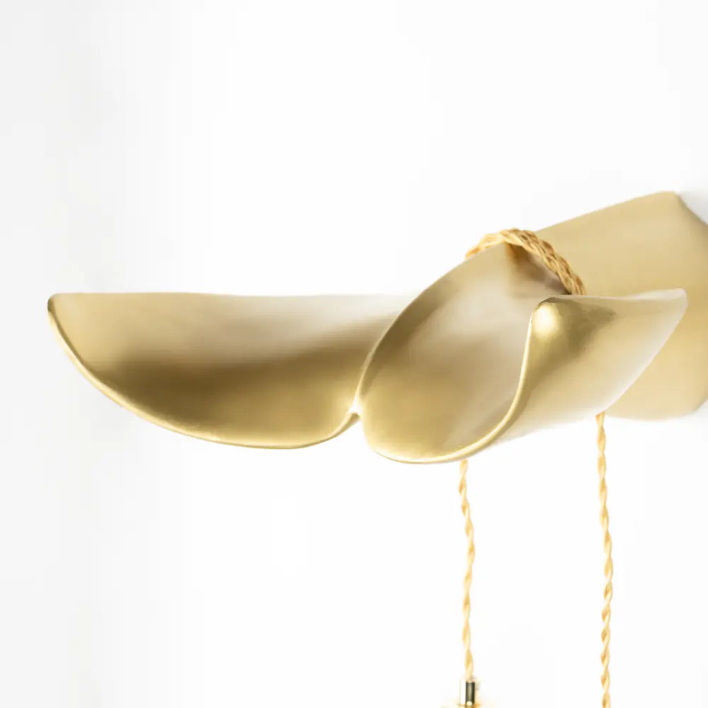 Goldene Wandleuchte THE TAIL WILL FOLLOW