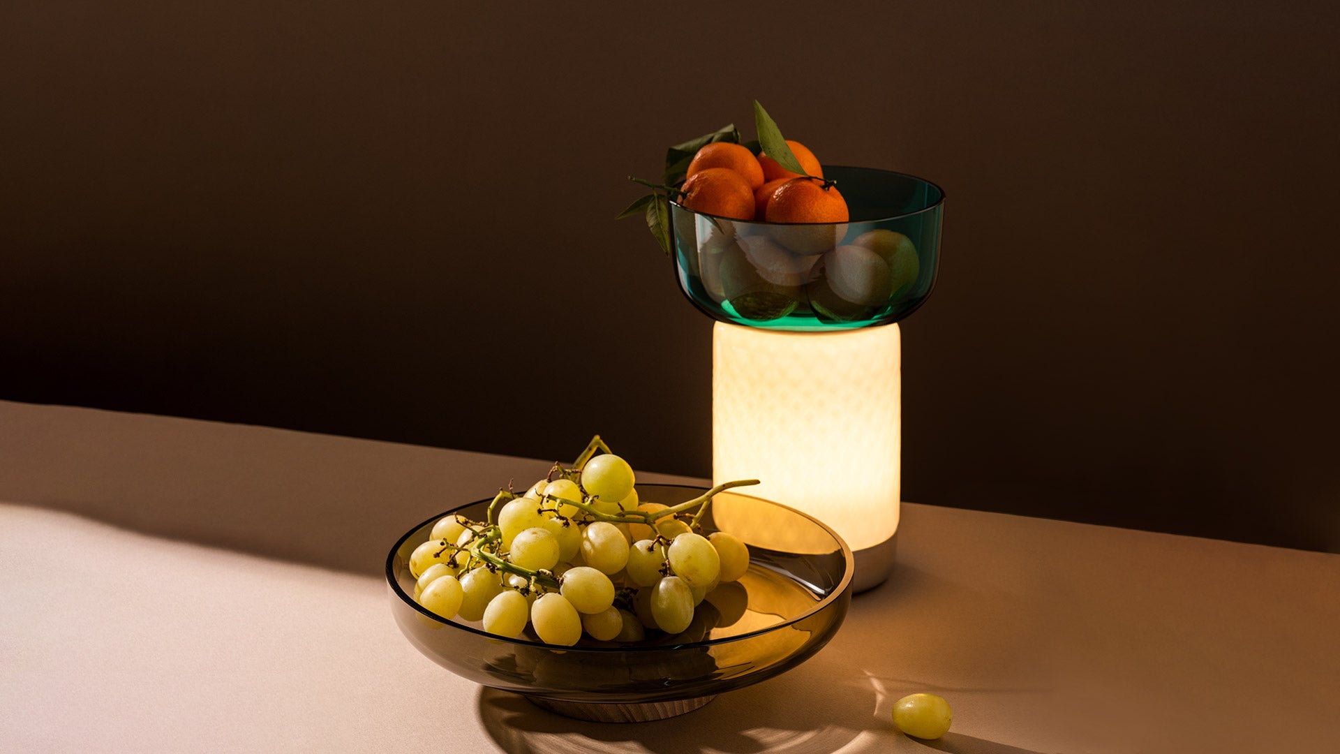 Taca BONTA türkis mit Holzunterlage