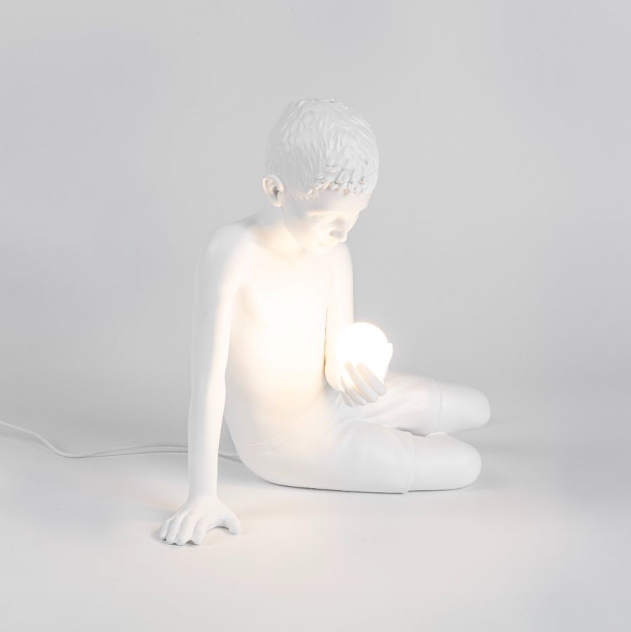 Innere Glühtischlampe - weißer Junge