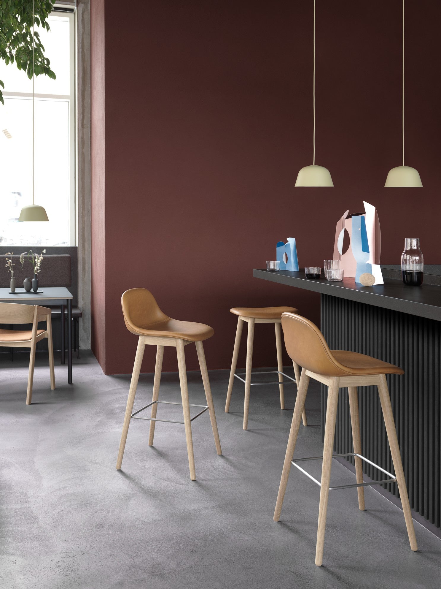 Personalisierter FIBER Hocker mit gepolstertem Sitz und Holzgestell