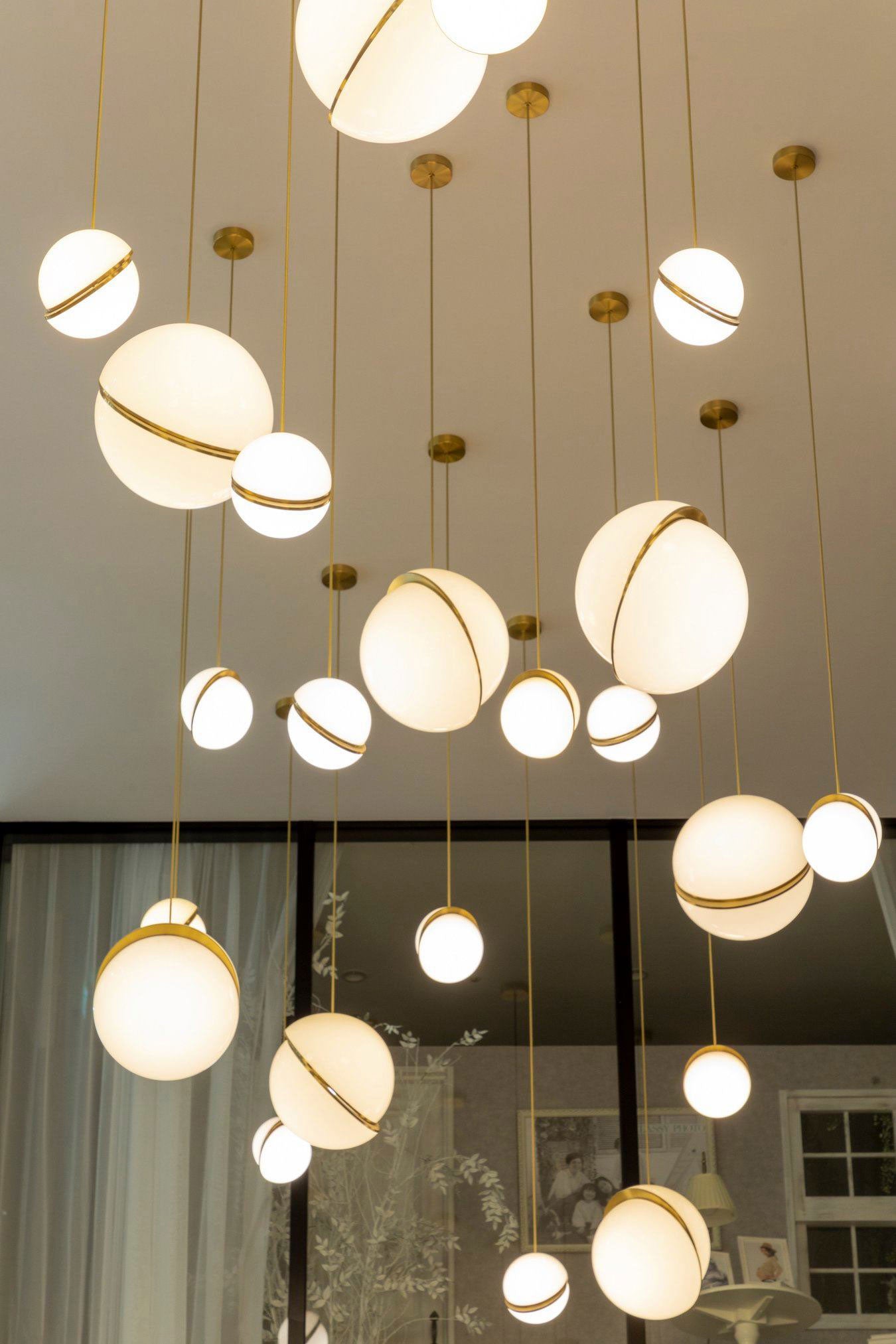 Lampa wisząca CRESCENT opalowy klosz z mosiądzem
