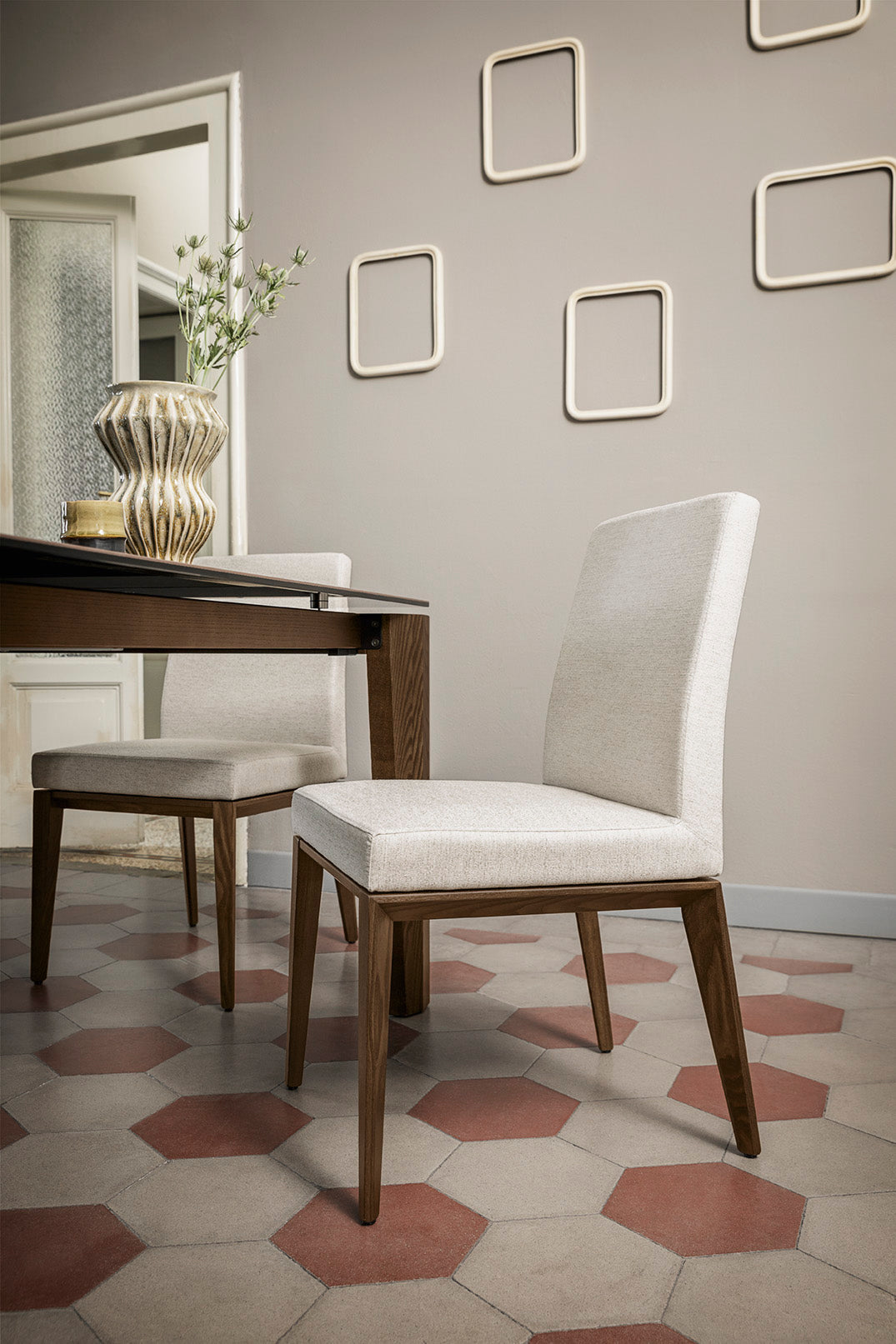 Sessel BESS LOW gepolstert mit dunklem Holzgestell
