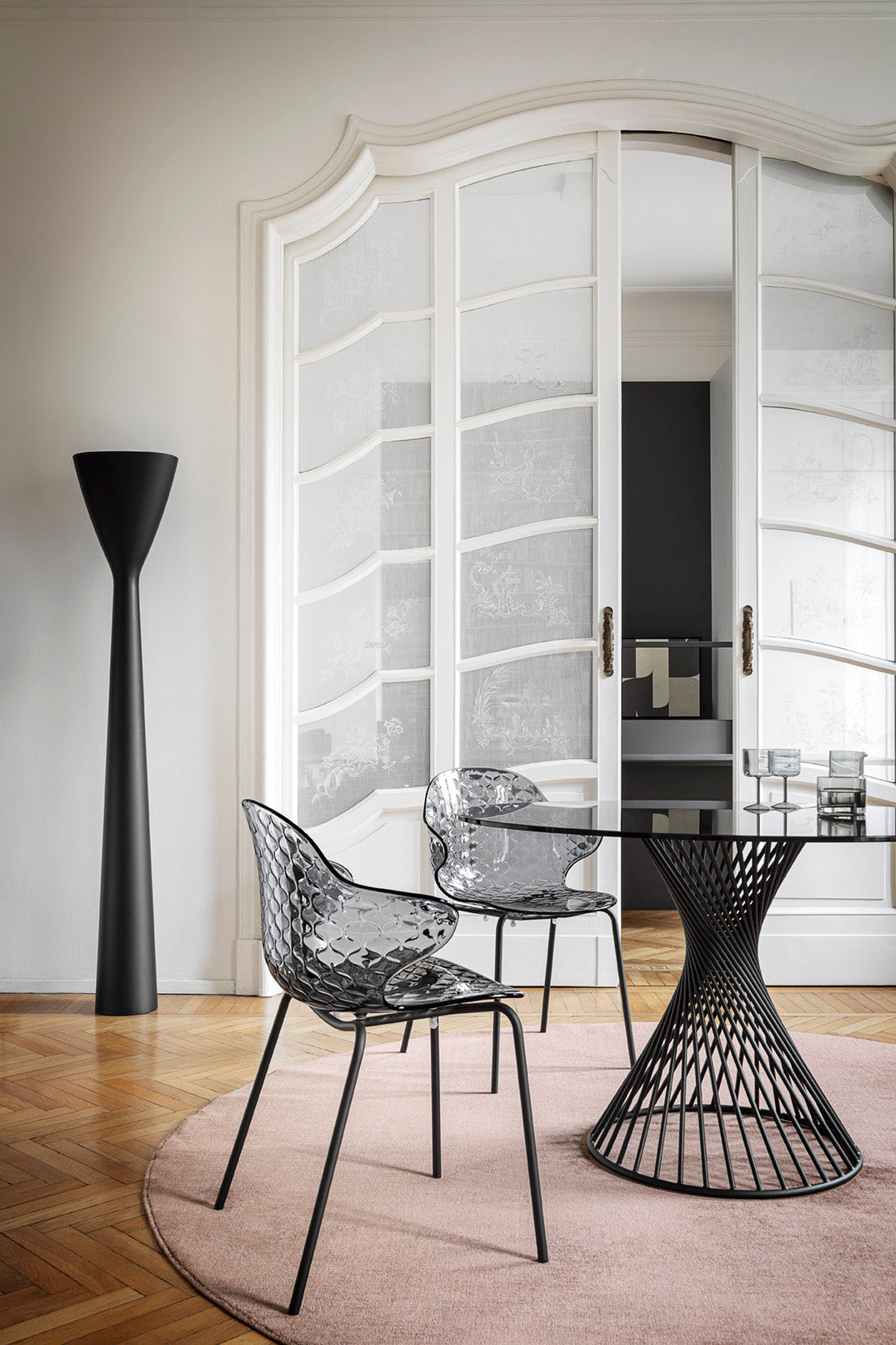 SAINT TROPEZ chair with pink seat and golden metal base