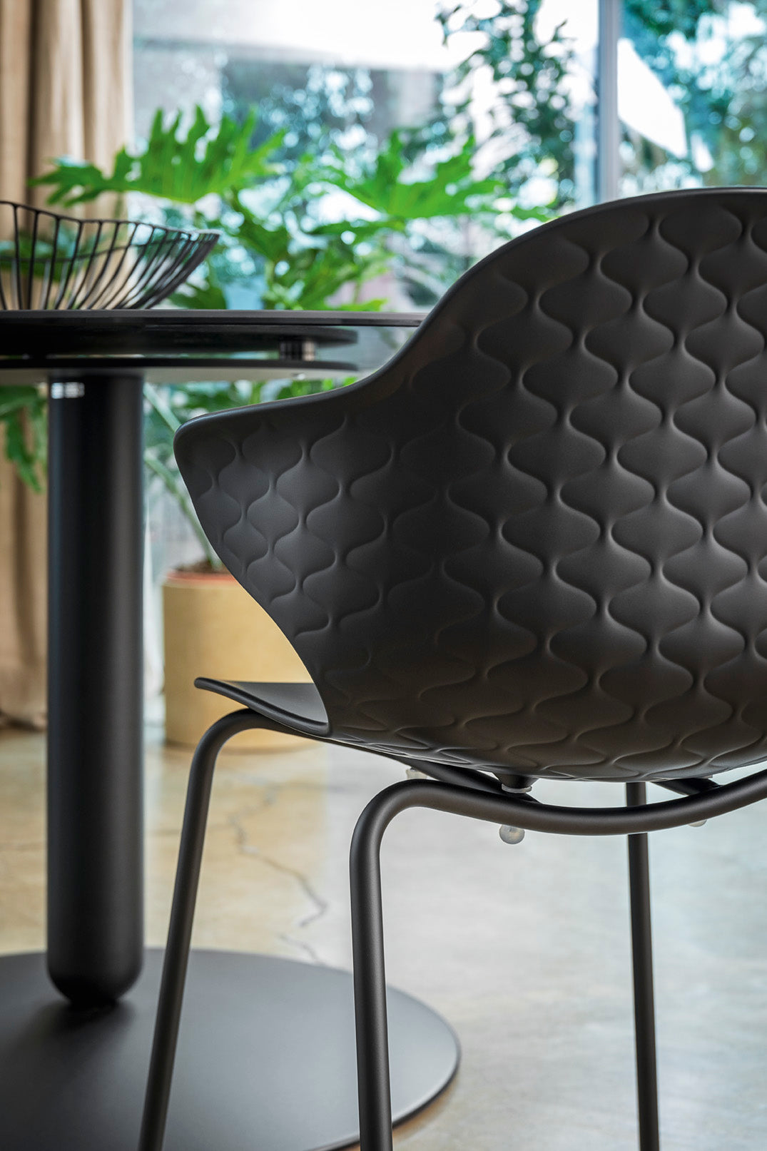 SAINT TROPEZ chair with pink seat and golden metal base