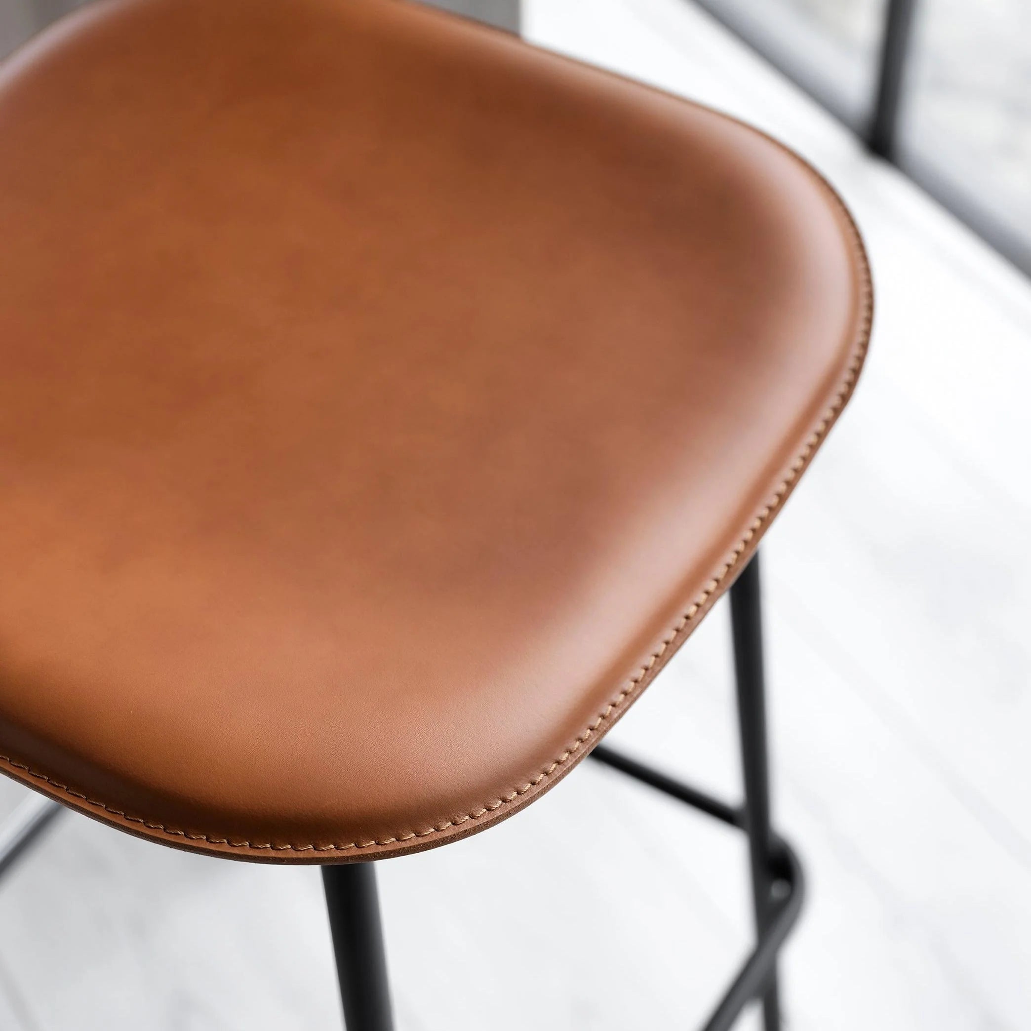 Barhocker FIFTIES gepolstert mit schwarzem Gestell