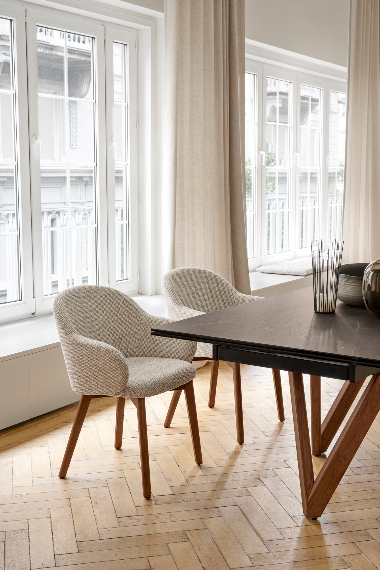 Sessel mit Armlehnen HOLLY FAB gepolstert mit schwarzem Holzgestell