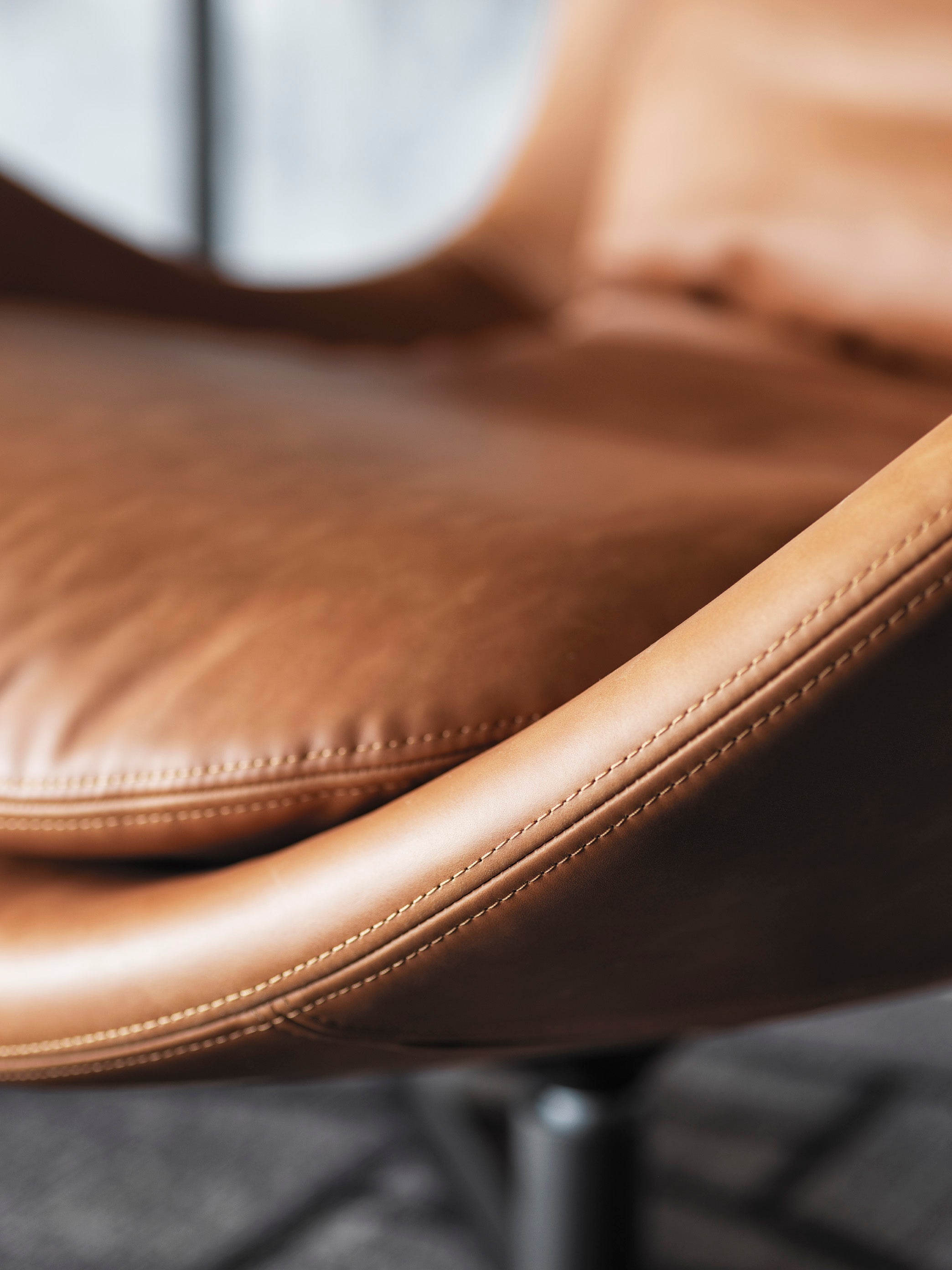 Drehstuhl LAZY gepolstert mit schwarzem Metallgestell