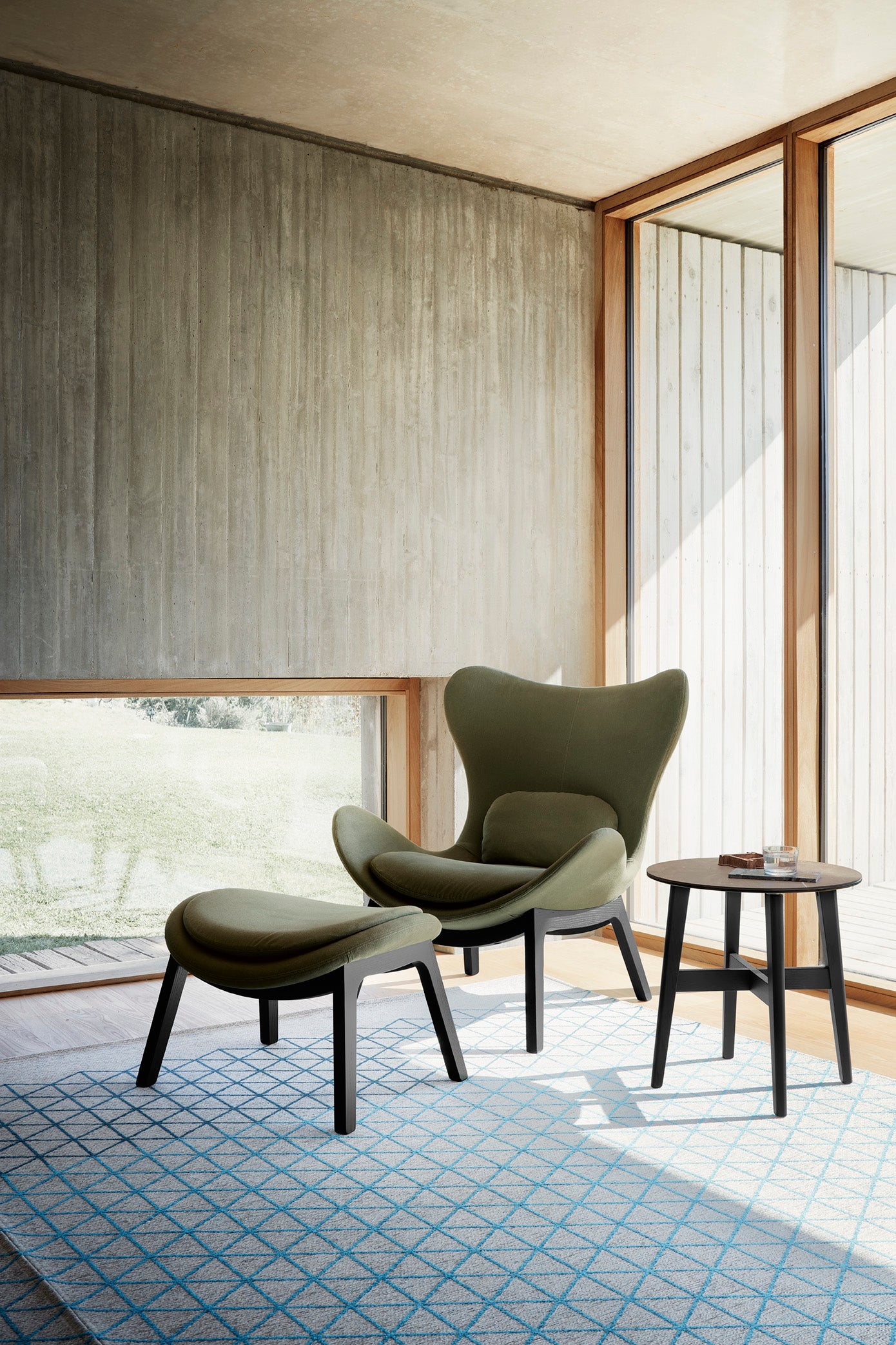 Polsterhocker LAZY mit dunklem Holzgestell