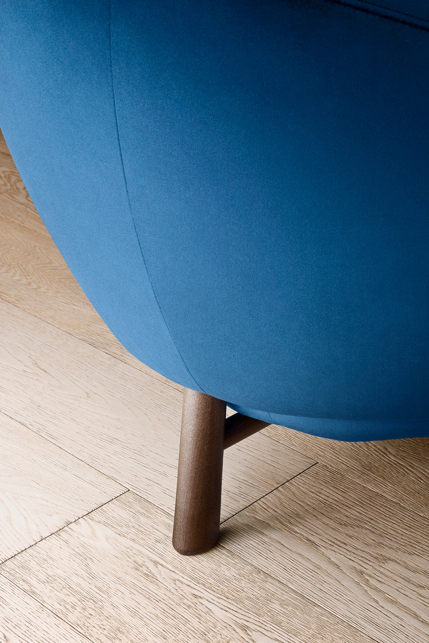 Sessel RIO gepolstert mit dunklem Holzgestell