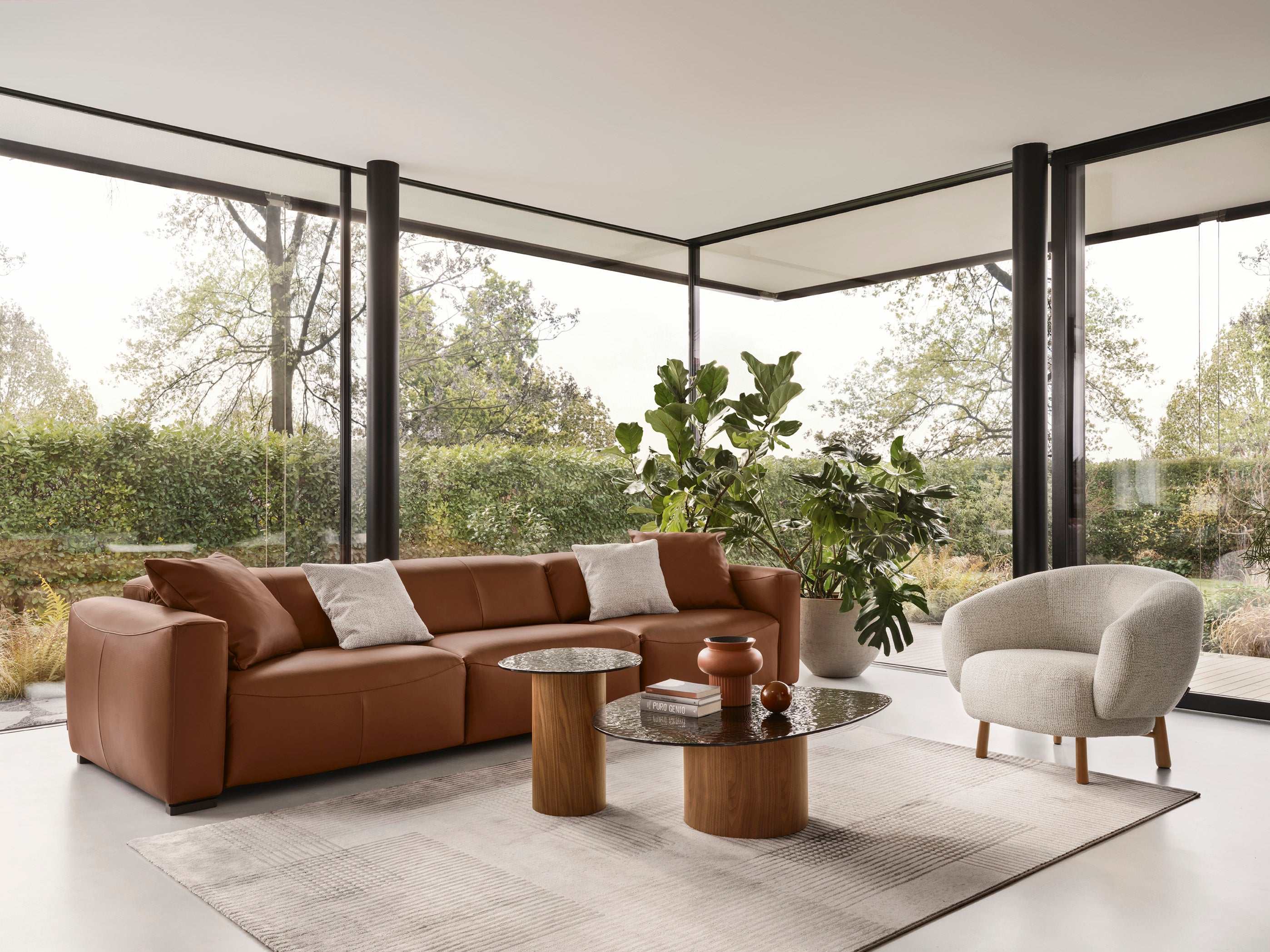 Sessel RIO gepolstert mit dunklem Holzgestell