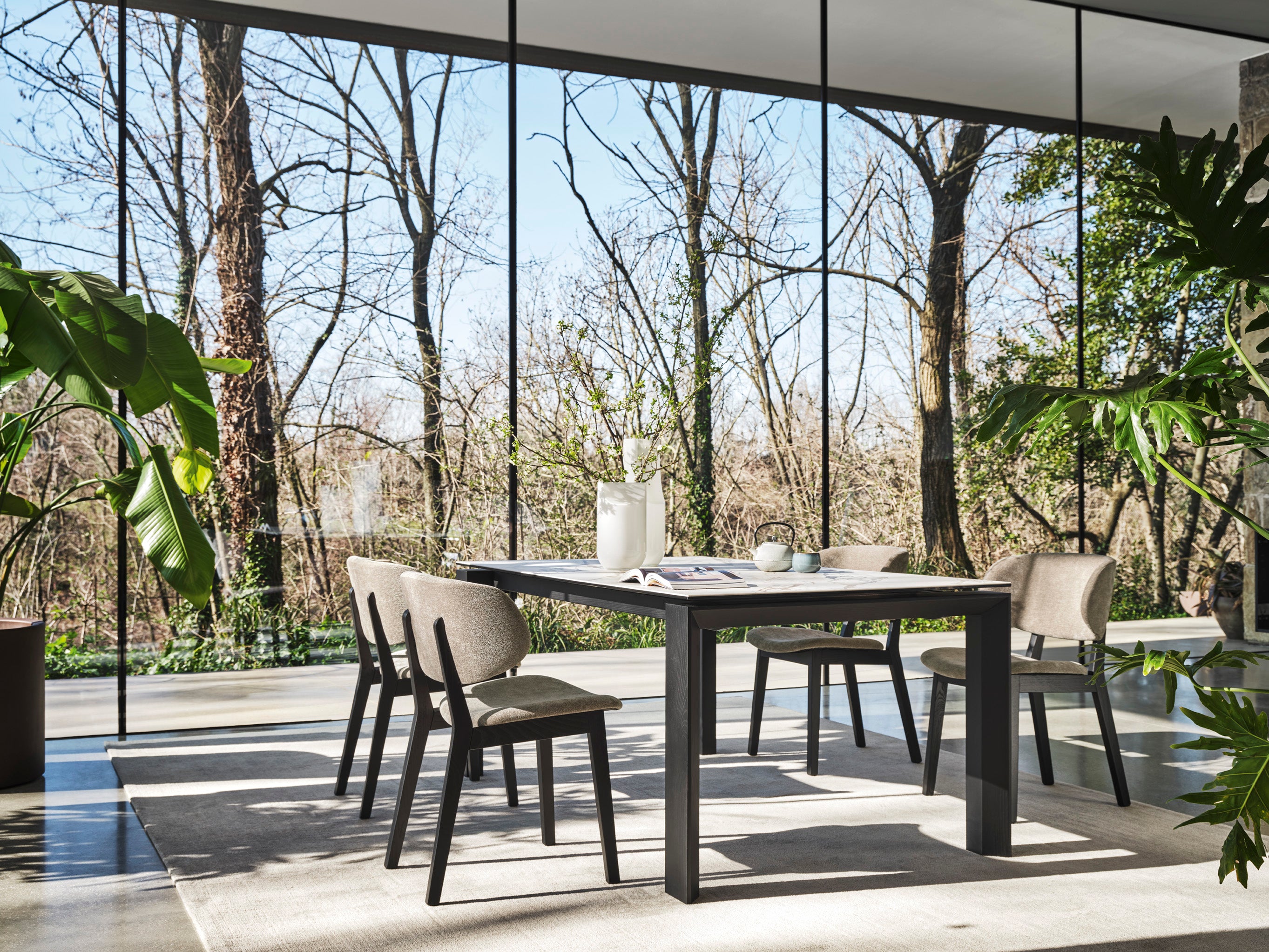 Extendable table OMNIA with a white top and walnut base