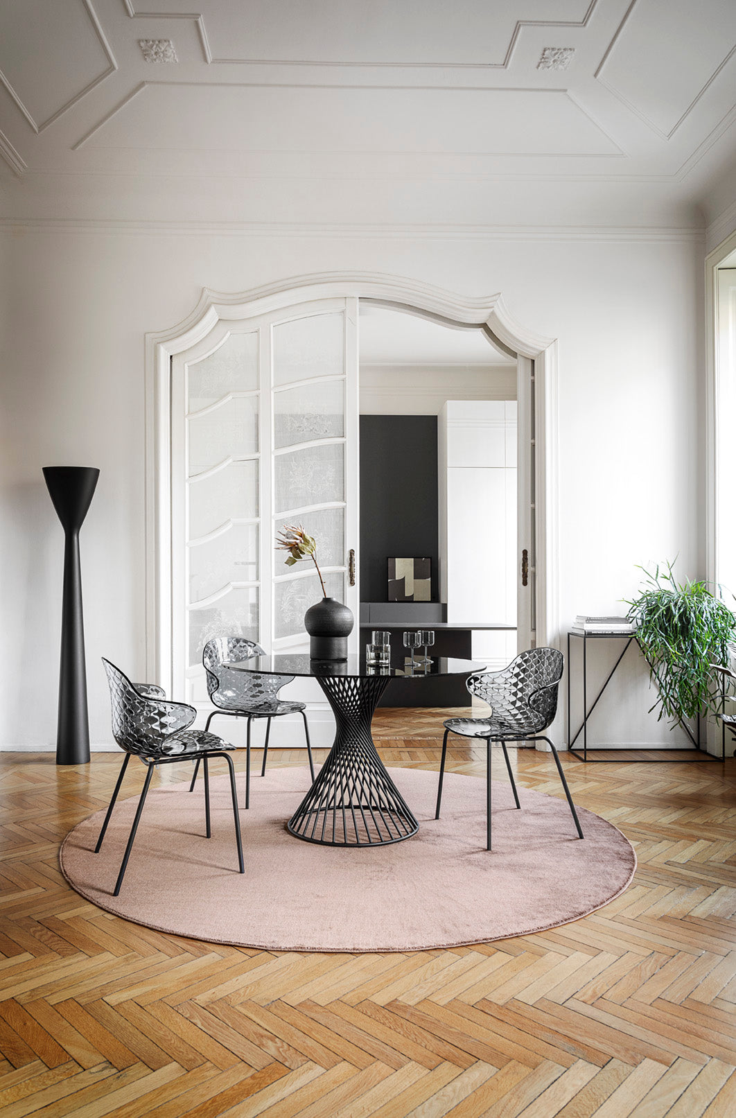 Stuhl SAINT TROPEZ mit transparentem Sitz und goldener Metallbasis
