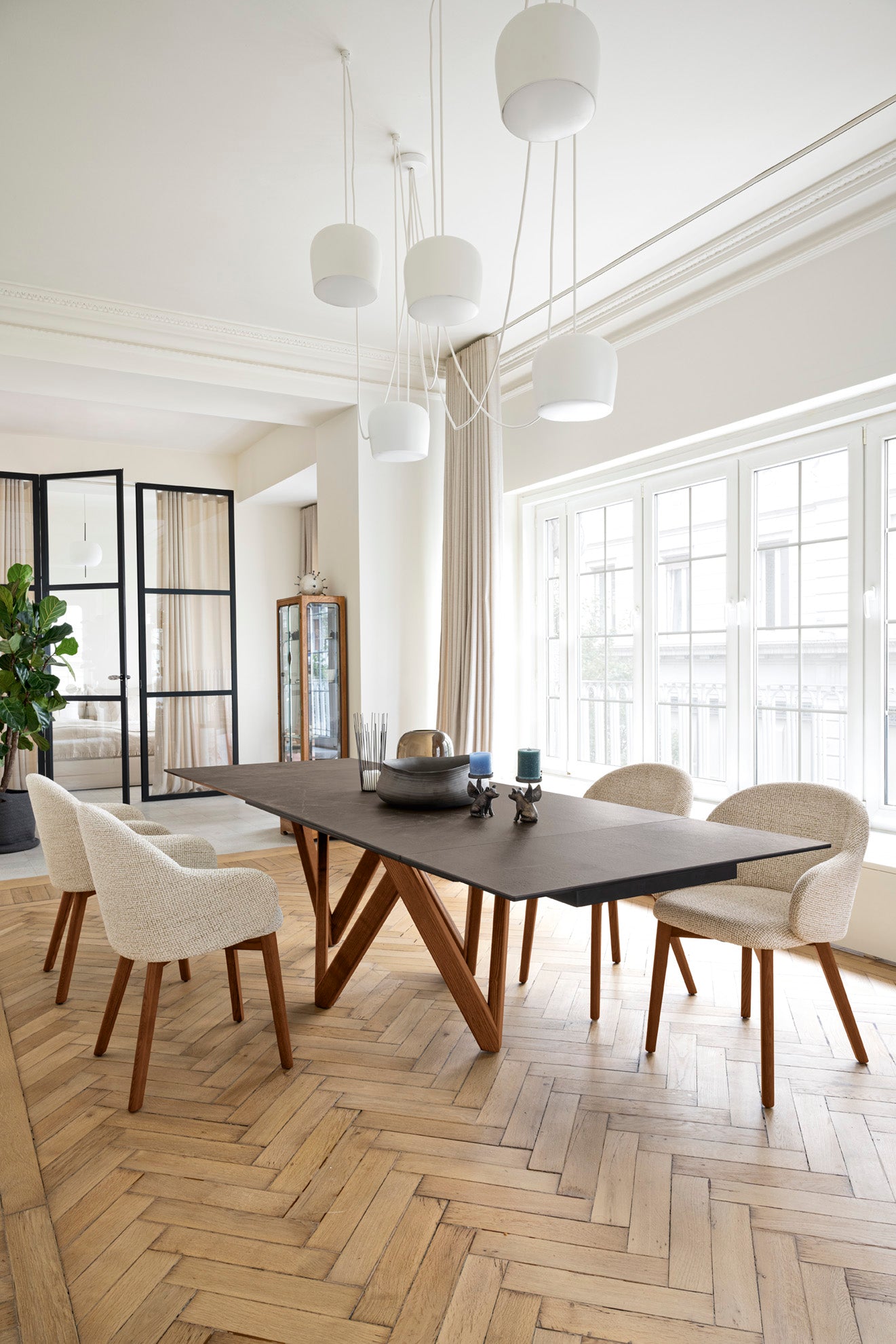 Sessel mit Armlehnen HOLLY FAB gepolstert mit Nussbaumfuß