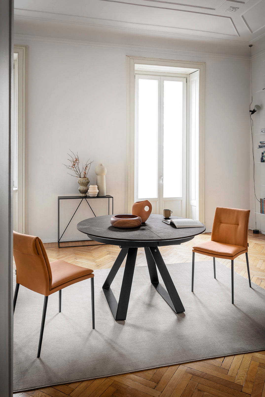 Sessel CARMEN LARGE gepolstert mit schwarzem Gestell