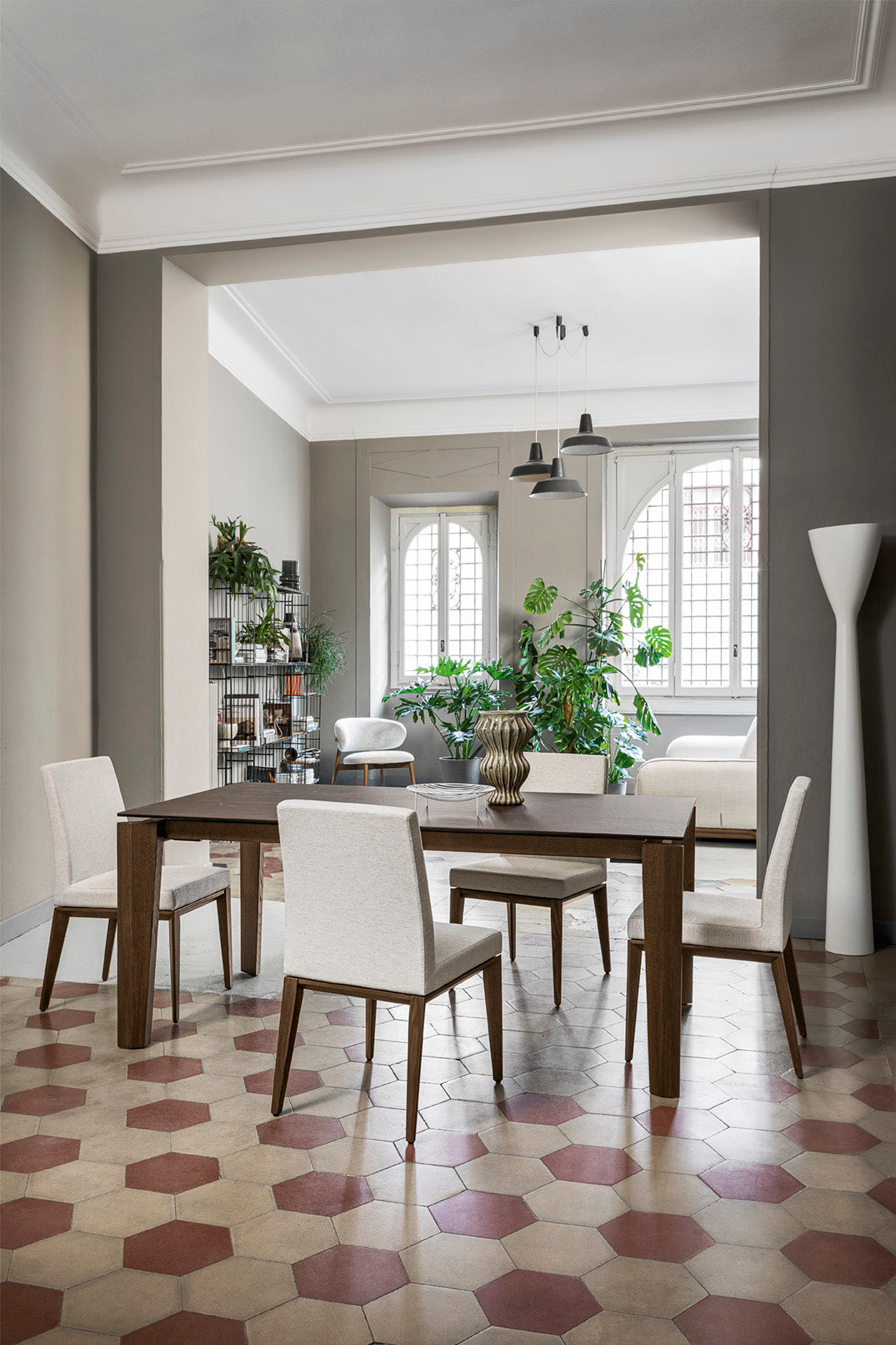 Sessel BESS LOW gepolstert mit dunklem Holzgestell