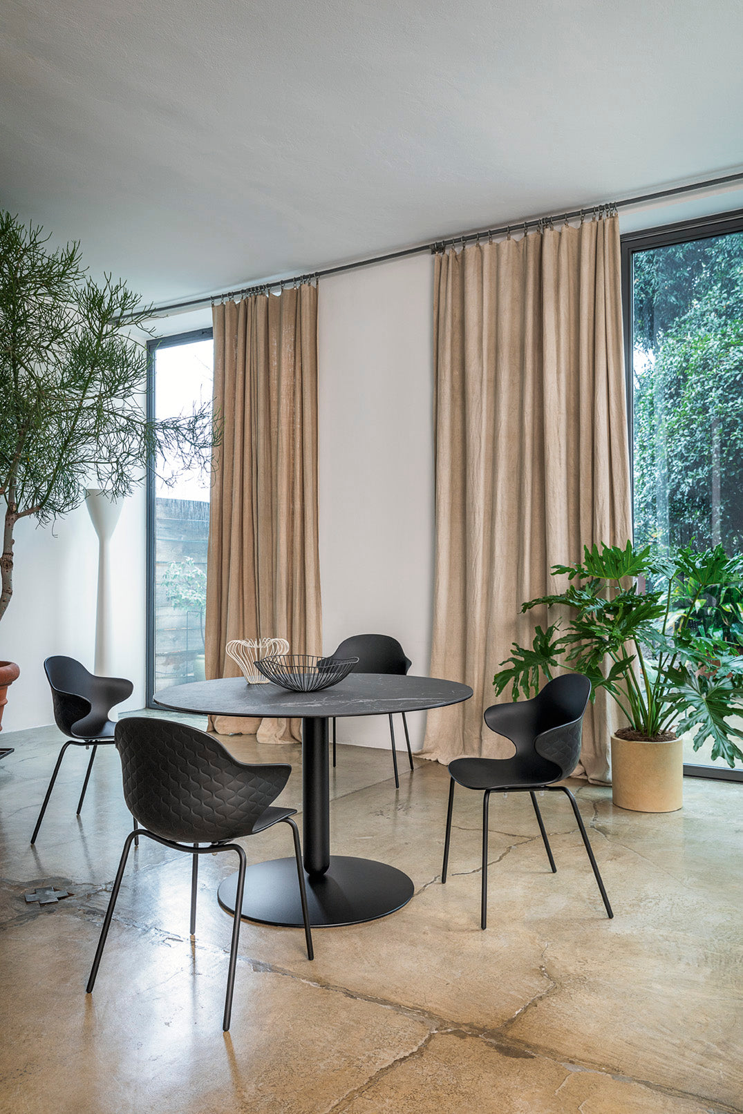 Stuhl SAINT TROPEZ mit transparentem Sitz und goldener Metallbasis