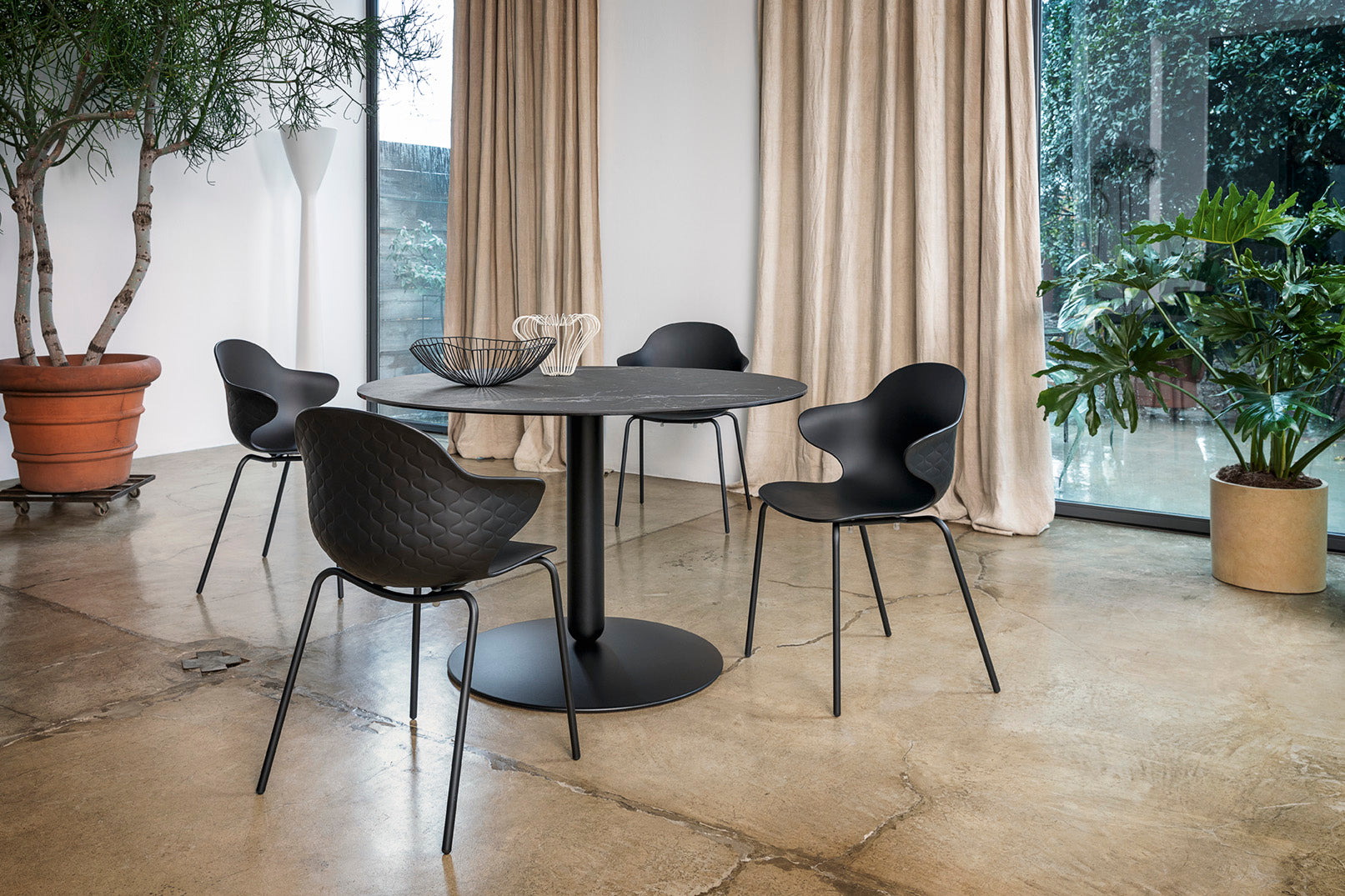 Stuhl SAINT TROPEZ mit braunem Sitz und goldener Metallbasis