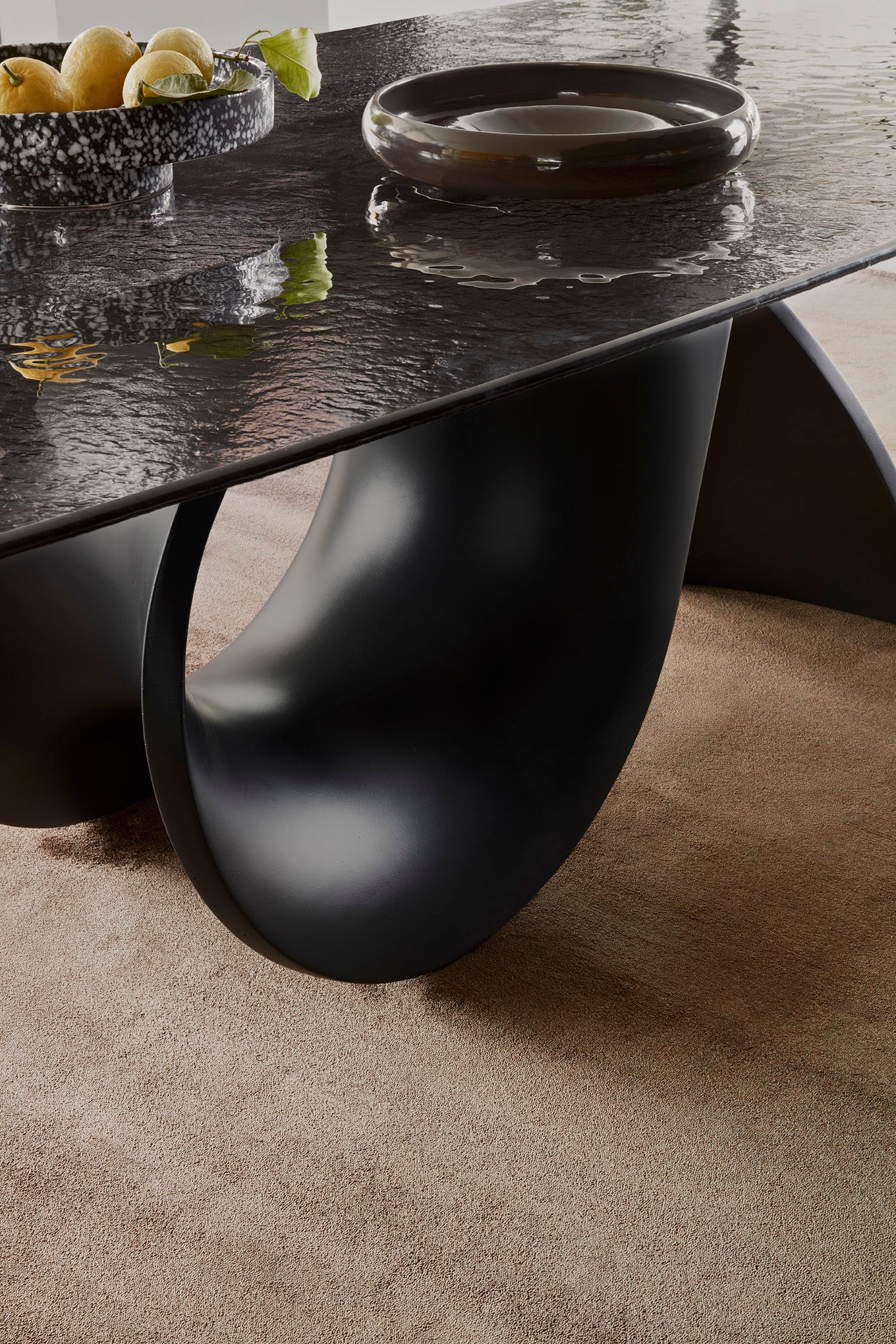 Stół SEASHELL czarny blat z grafitową podstawą do jadalni – Calligaris