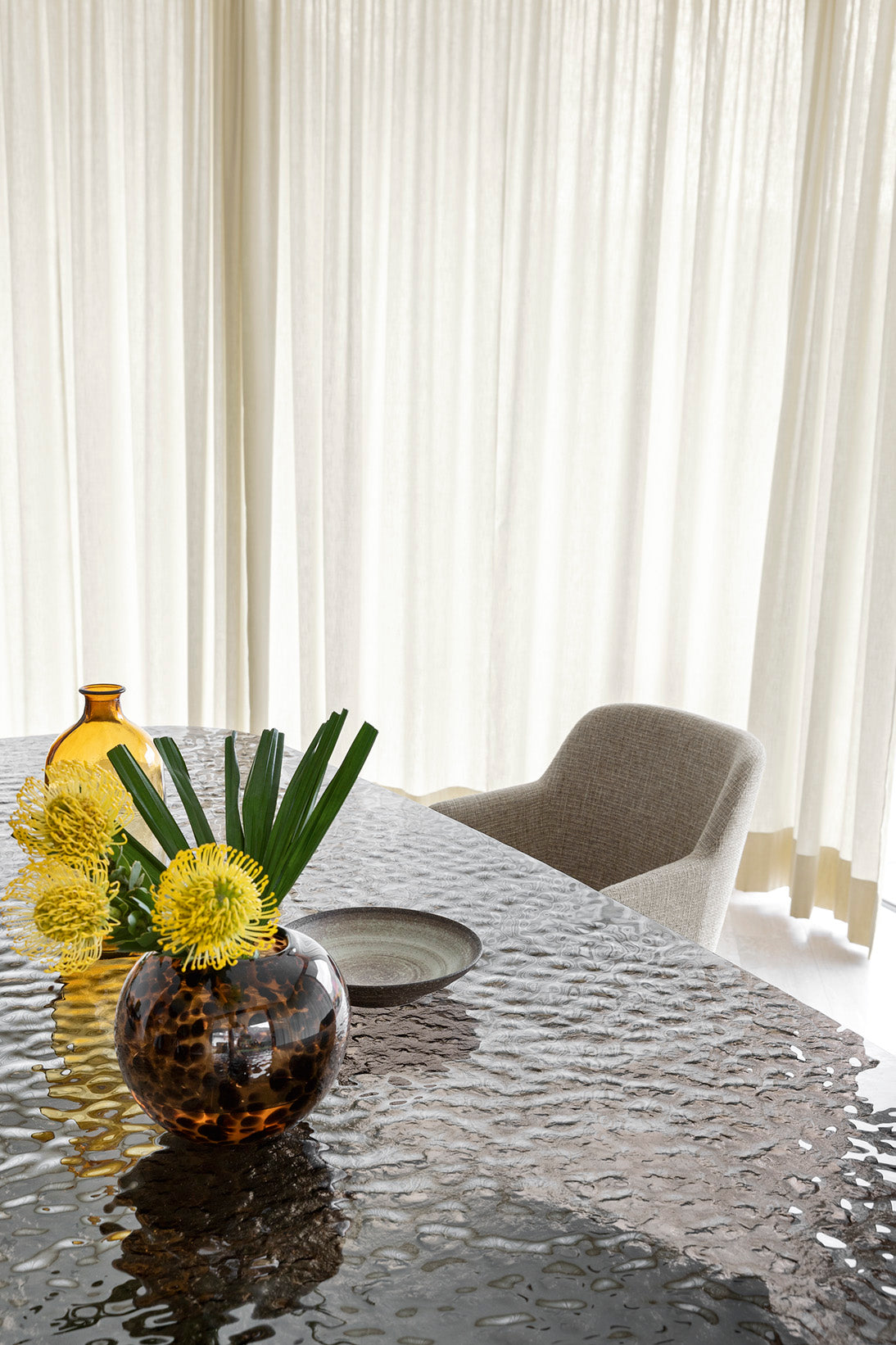 Tisch BREEZE mit Glasplatte und schwarzem Gestell
