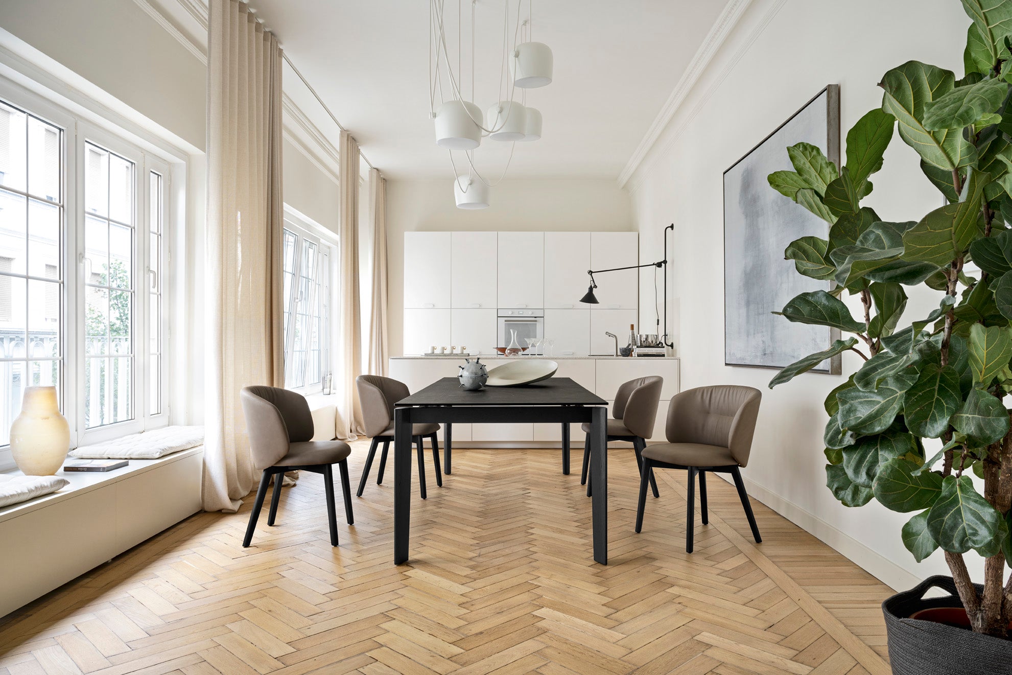 Ausziehbarer Tisch DOGMA mit weißer Platte und schwarzem Holzgestell