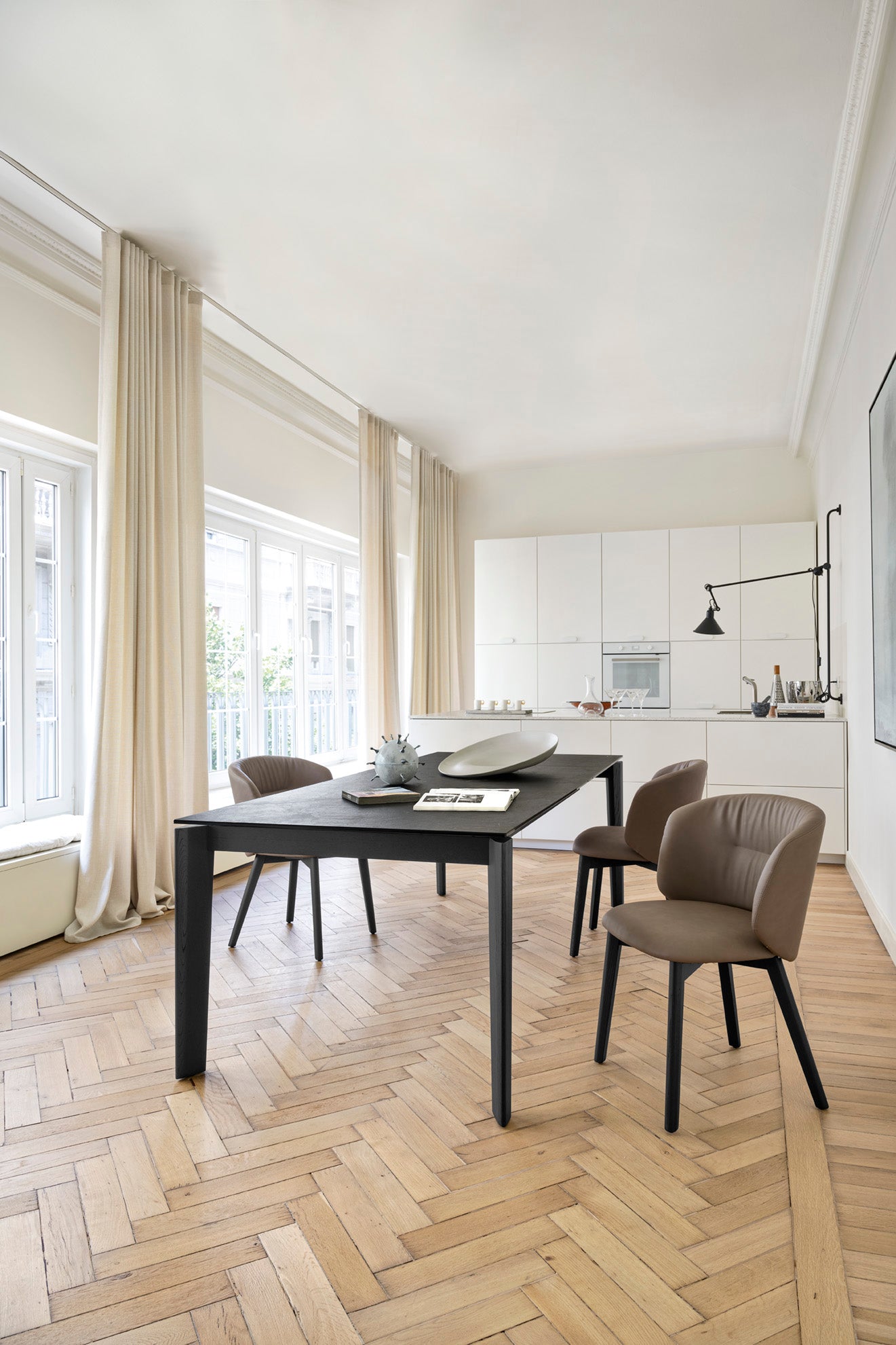 Ausziehbarer Tisch DOGMA mit weißer Platte und schwarzem Holzgestell