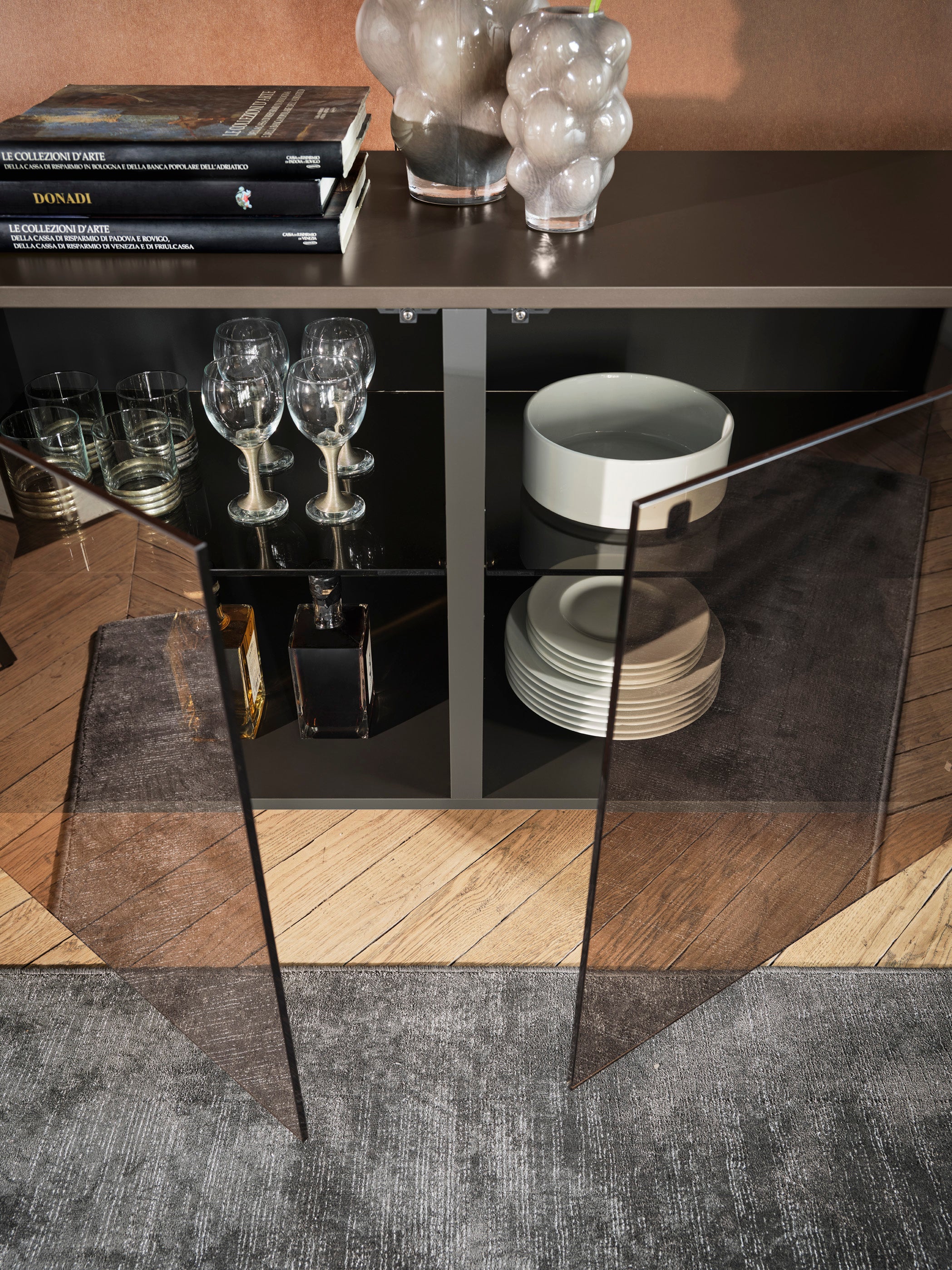 Schrank CRYSTAL schwarz mit braunem Glas