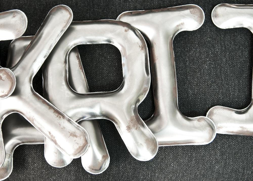 Dekoracja litera alfabetu FIDU surowa stal lakierowana Zieta Studio Eye on Design