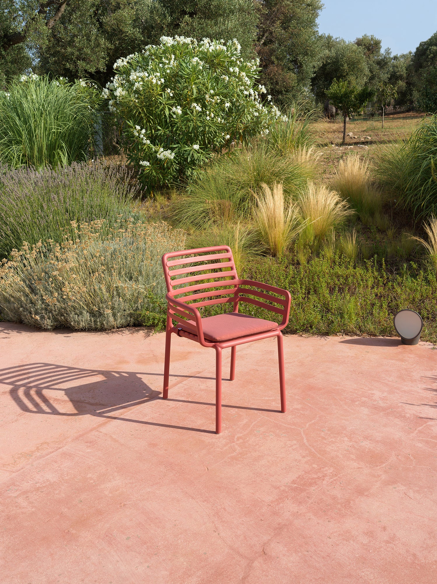 Outdoor chair with armrests DOGA marsala