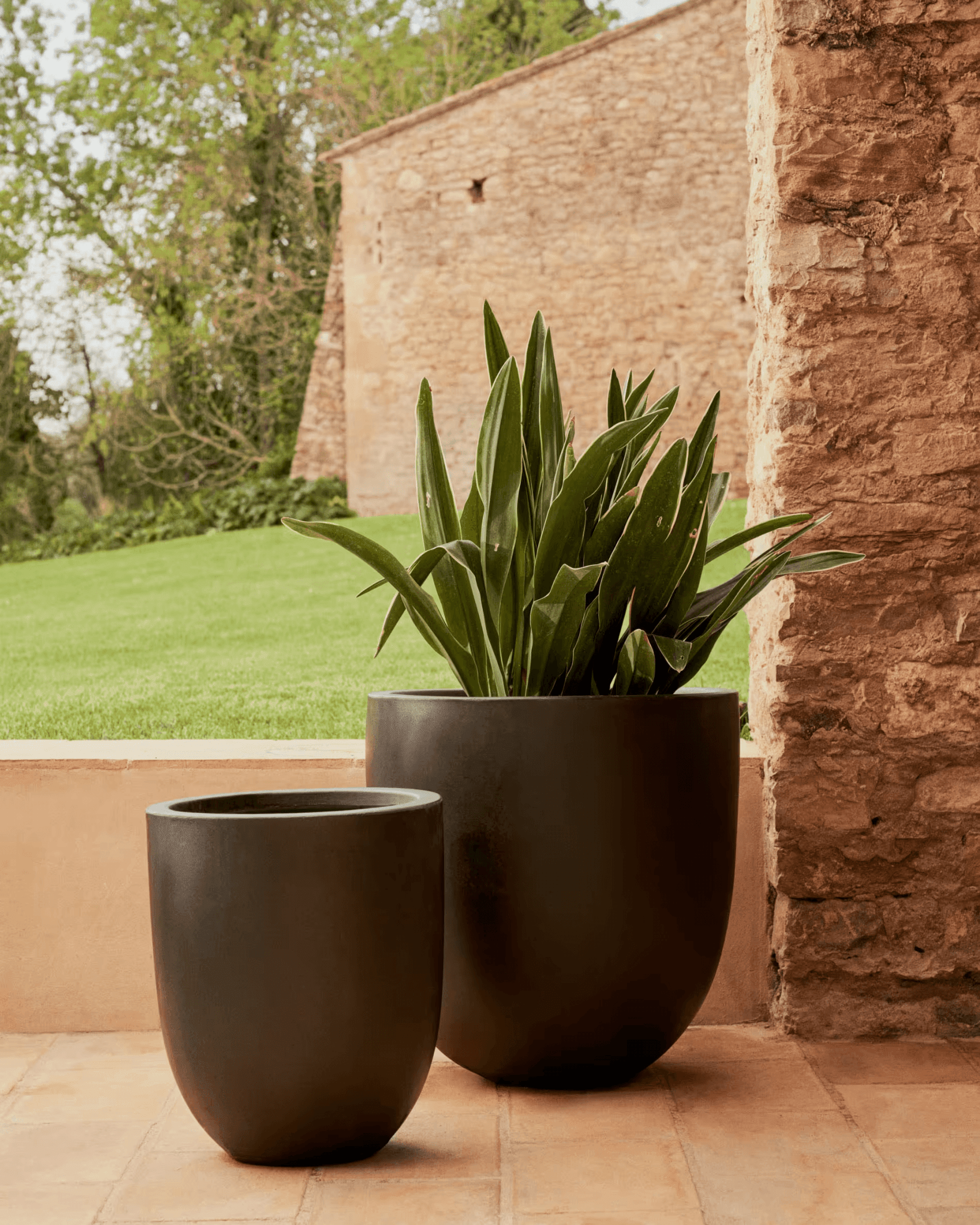 Donica ogrodowa smukła AIGUABLAVA czarny cement La Forma Eye on Design