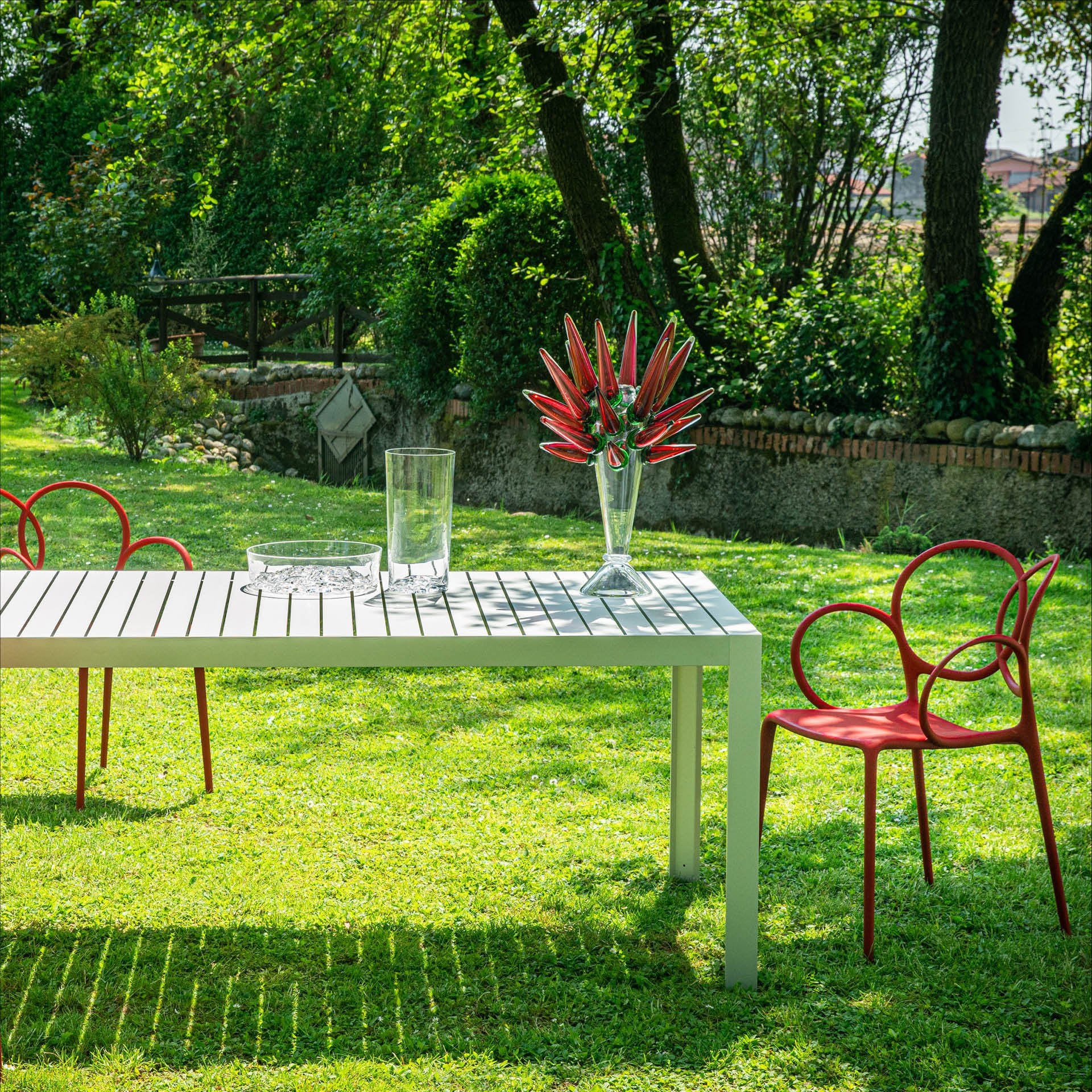 Kalimba white garden table