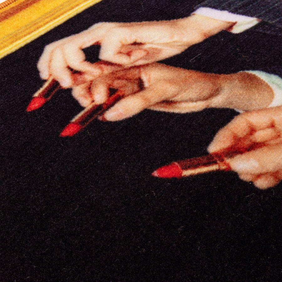 Dywan LIPSTICK czarny ze złotą ramą Seletti Eye on Design