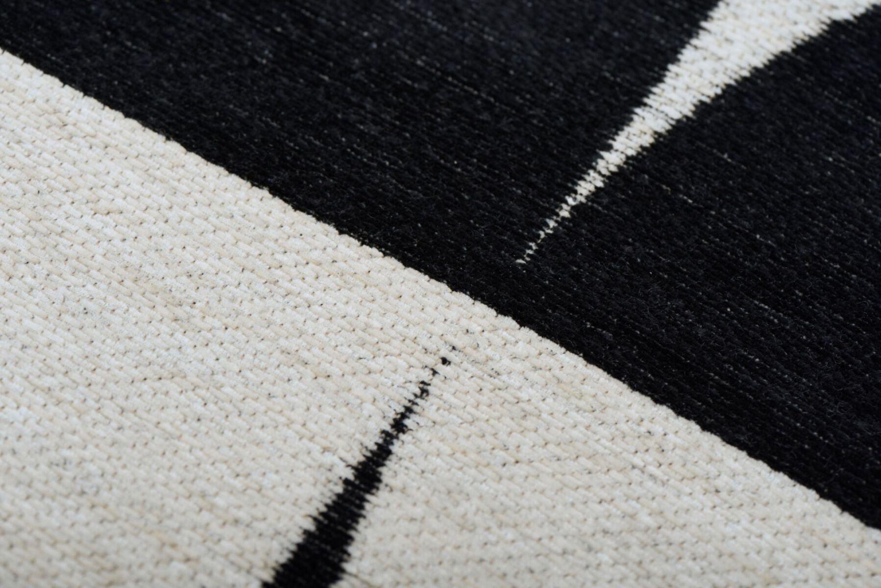 Dywan MONO kremowo-czarny Carpet Decor Eye on Design