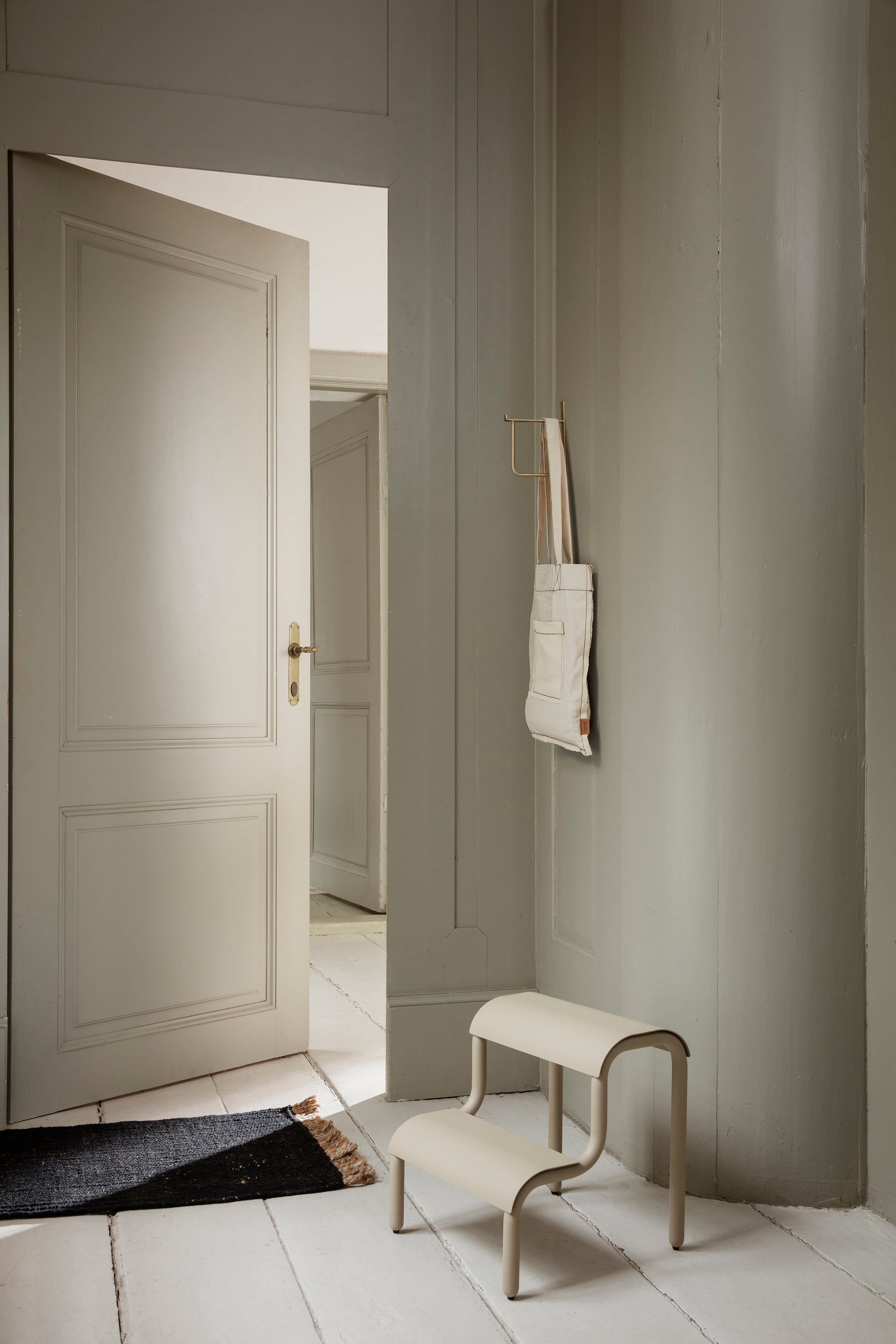 BLOCK MAT rug in black with beige fringes