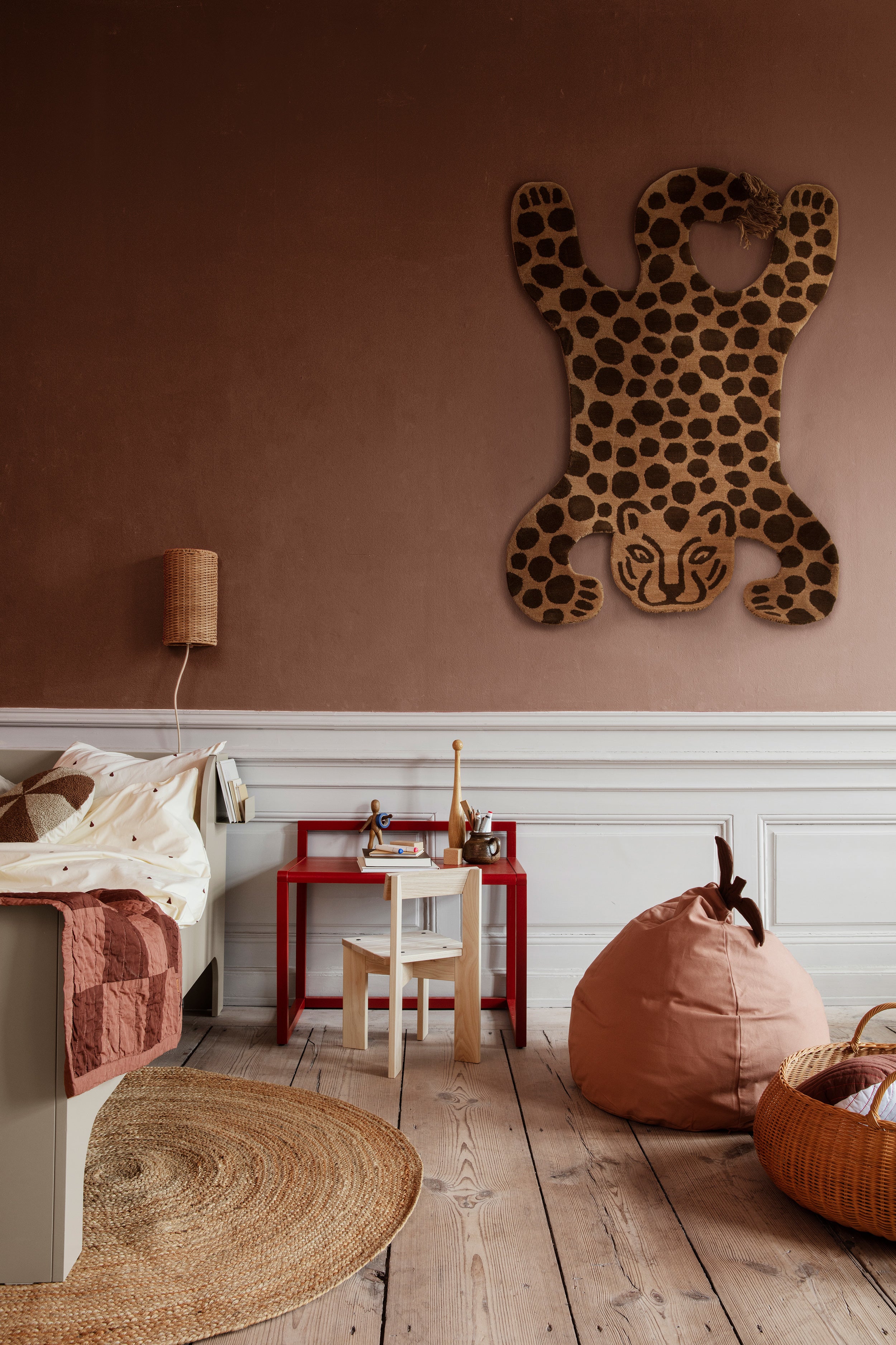 PEAR pouf in light pink with brown