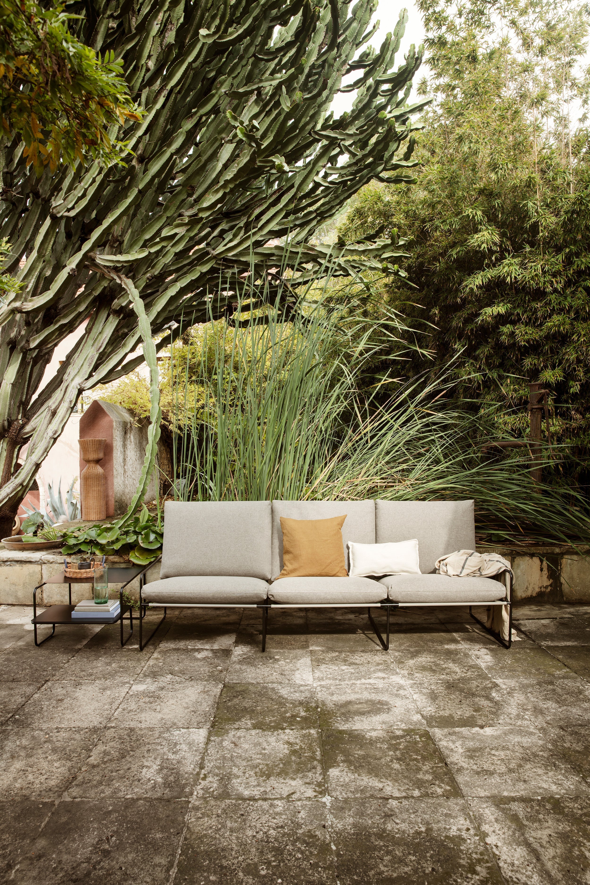 Sofa 3-sitzig für den Außenbereich DESERT beige mit schwarzem Gestell