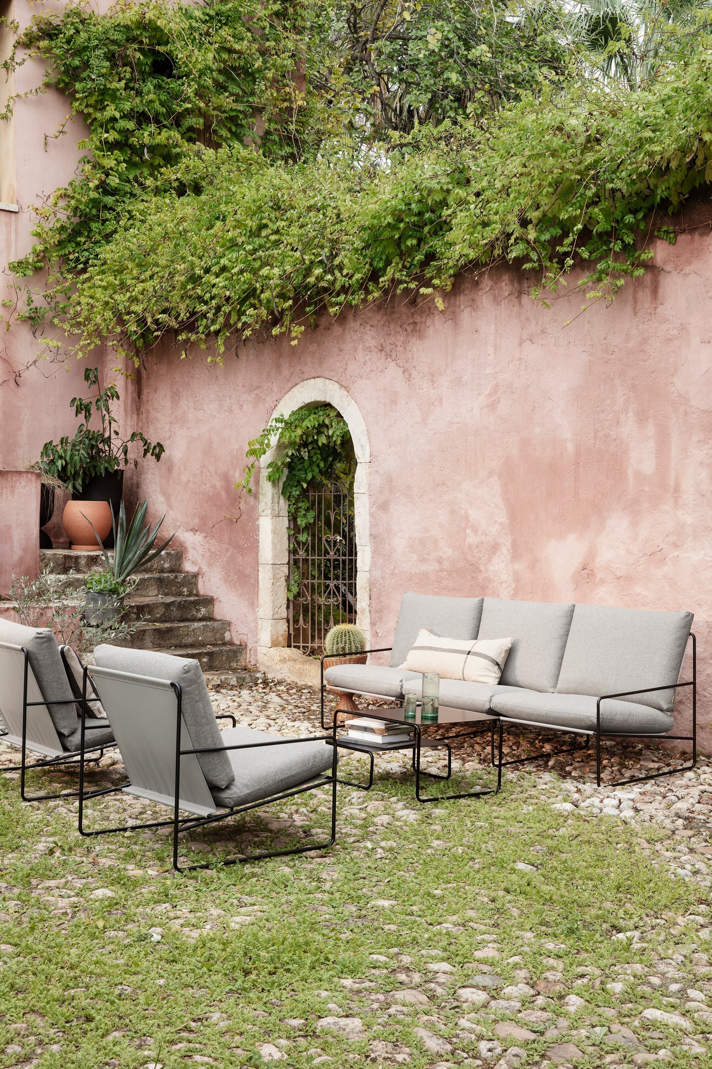 Sofa 3-sitzig für den Außenbereich DESERT beige mit schwarzem Gestell