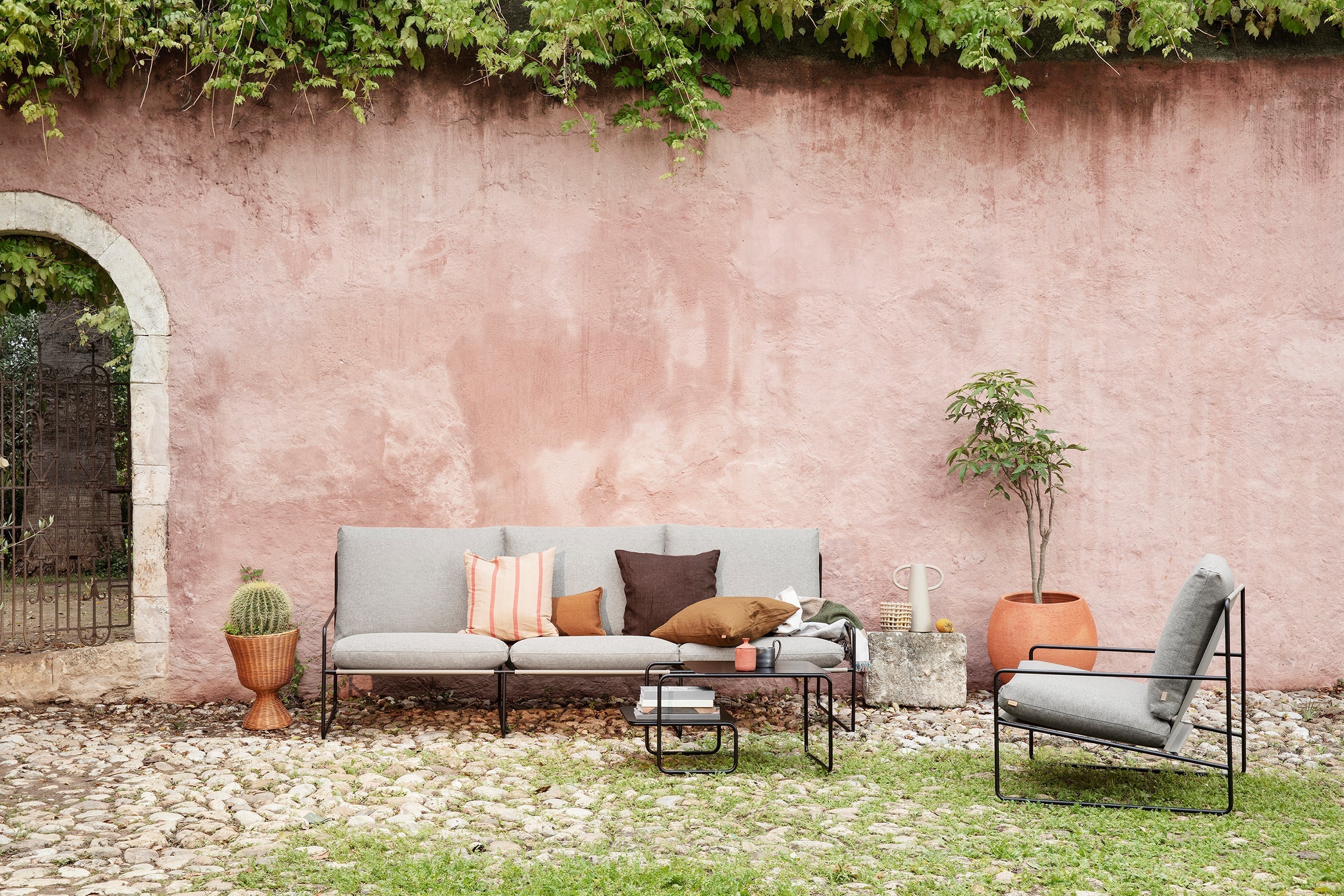 Sofa 3-sitzig für den Außenbereich DESERT beige mit schwarzem Gestell
