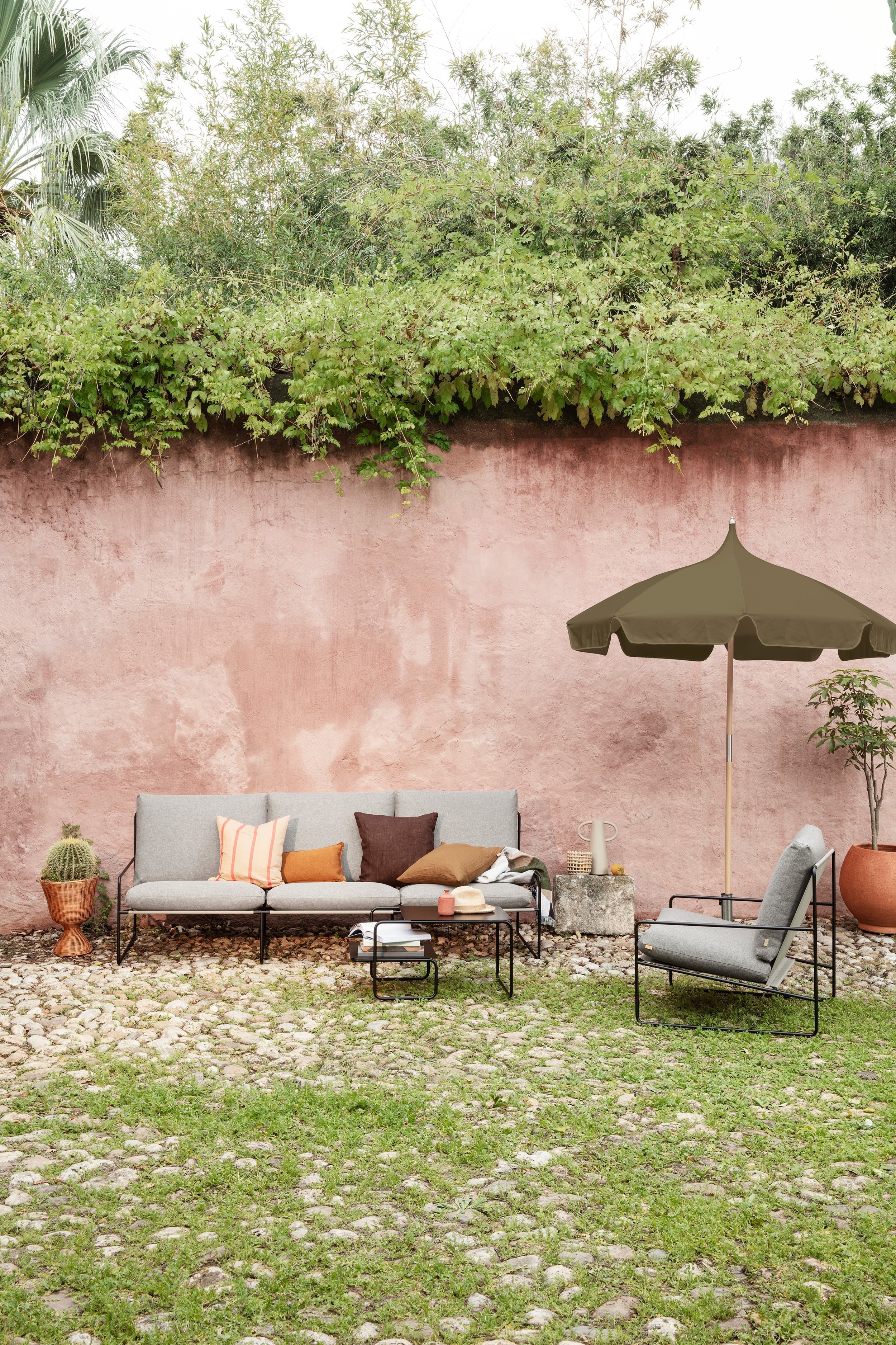Sofa 3-sitzig für den Außenbereich DESERT beige mit schwarzem Gestell