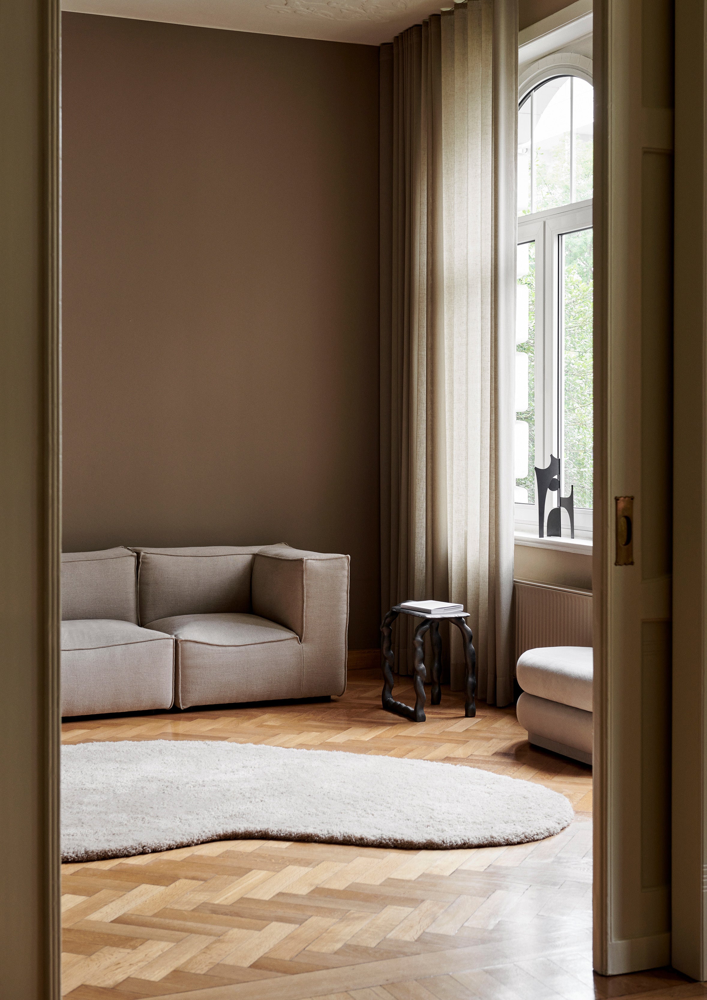 Ovaler Teppich FORMA gebrochenes Weiß mit langem Flor