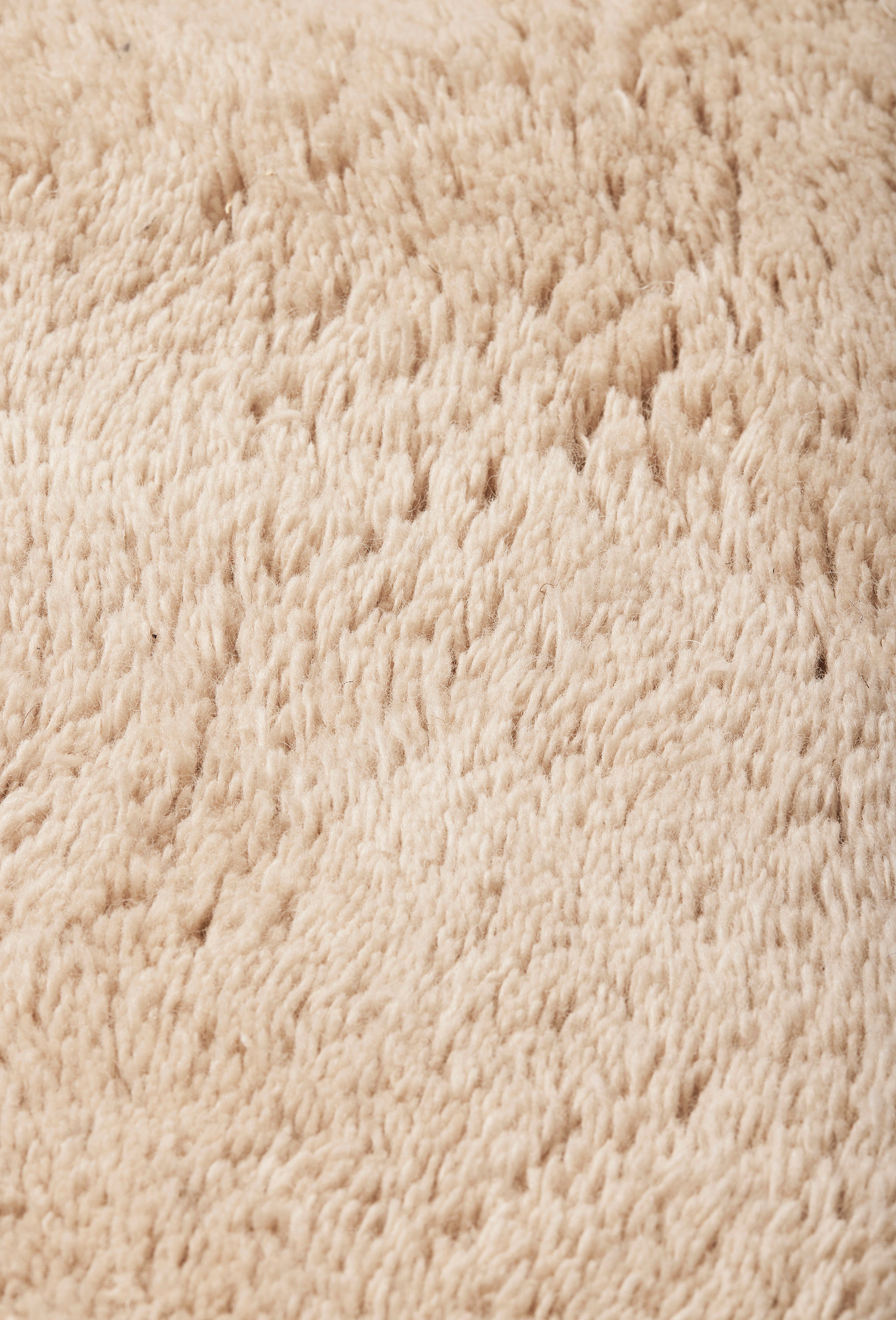 Ovaler Teppich FORMA gebrochenes Weiß mit langem Flor