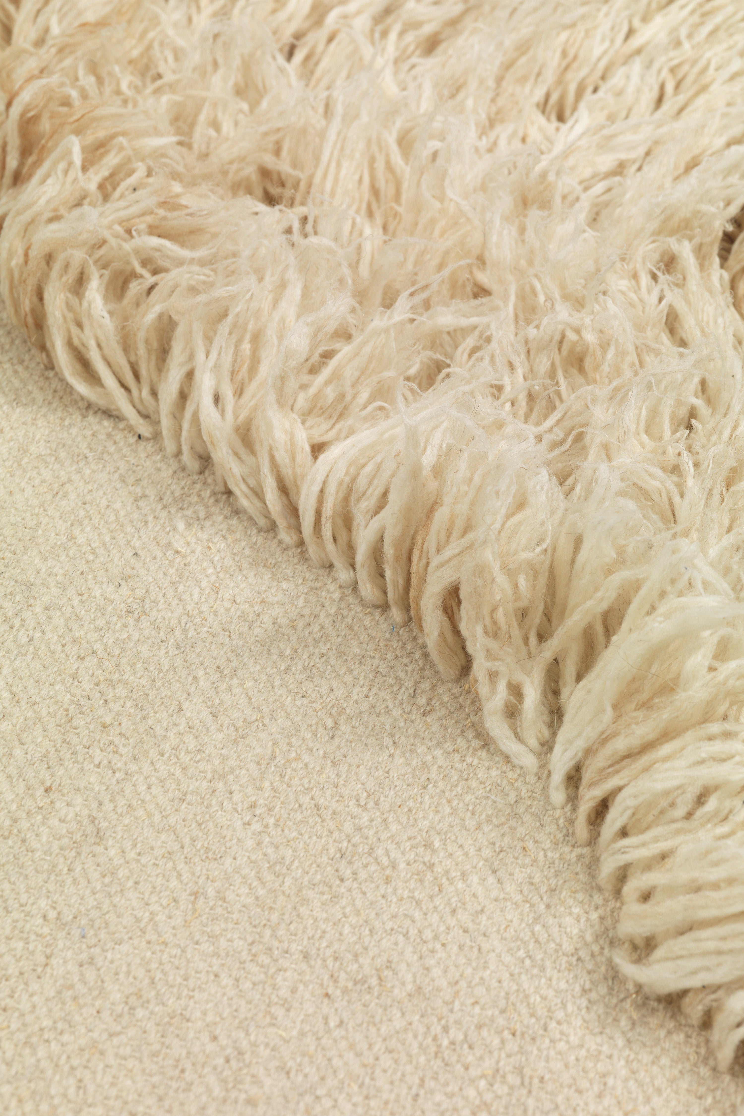 Ovaler Teppich NORTE gebrochenes Weiß mit langem Flor