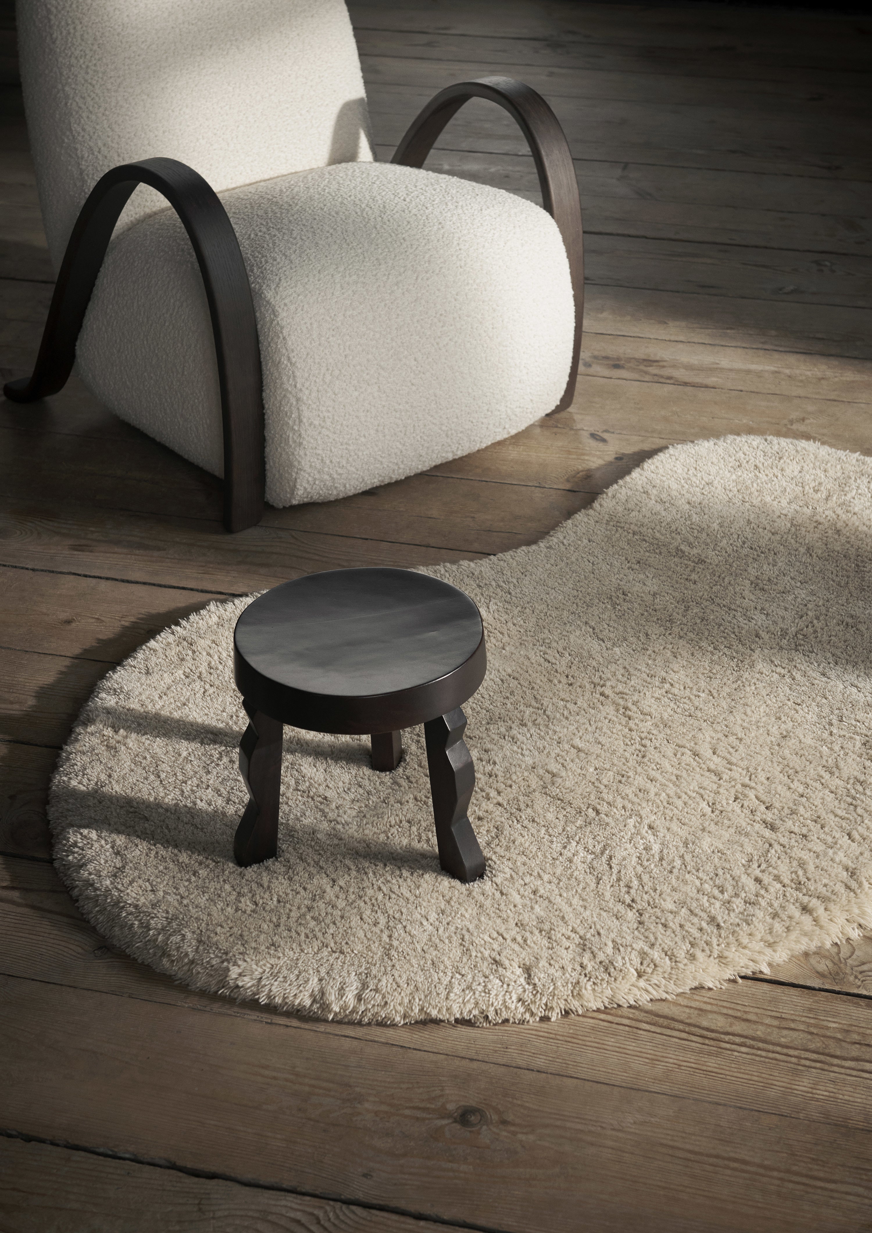 Ovaler Teppich FORMA gebrochenes Weiß mit langem Flor