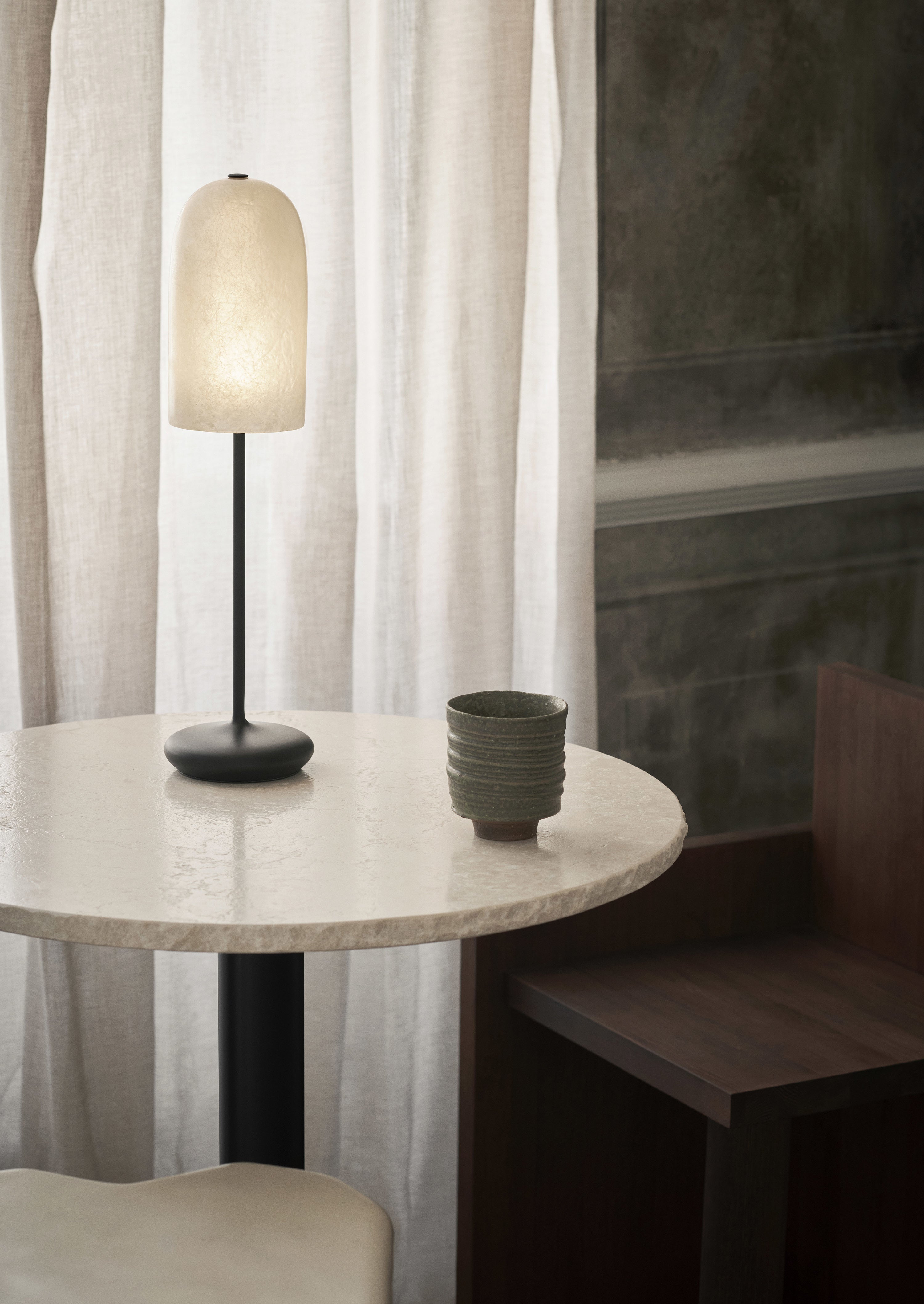 Tischlampe für den Außenbereich GRY mit weißem Schirm und schwarzem Fuß