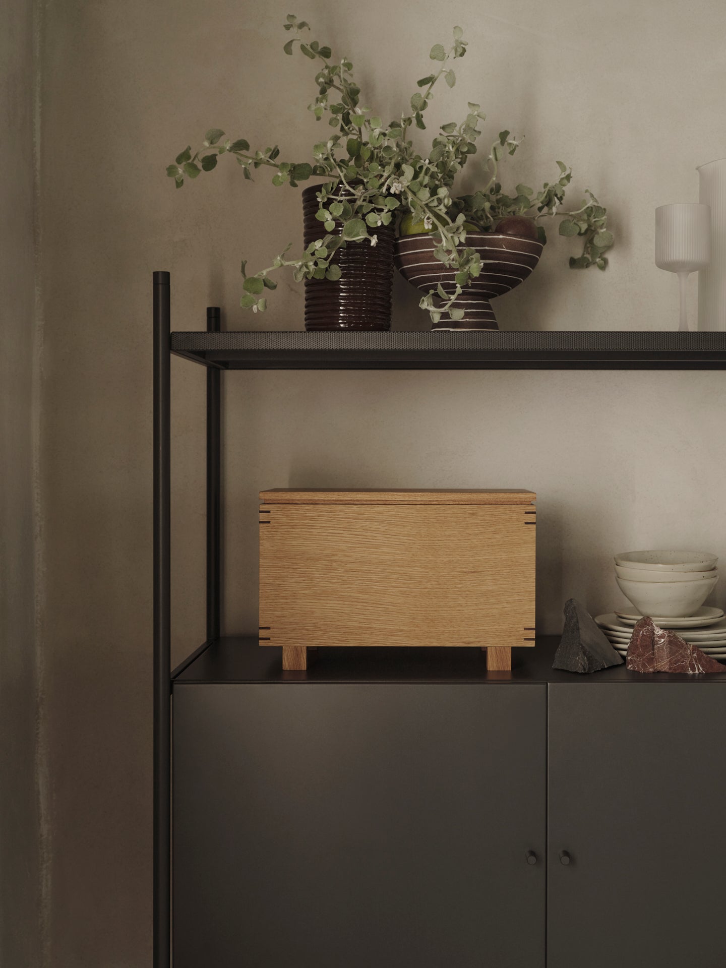 Pünktlicher anthrazitmodularer Schrank