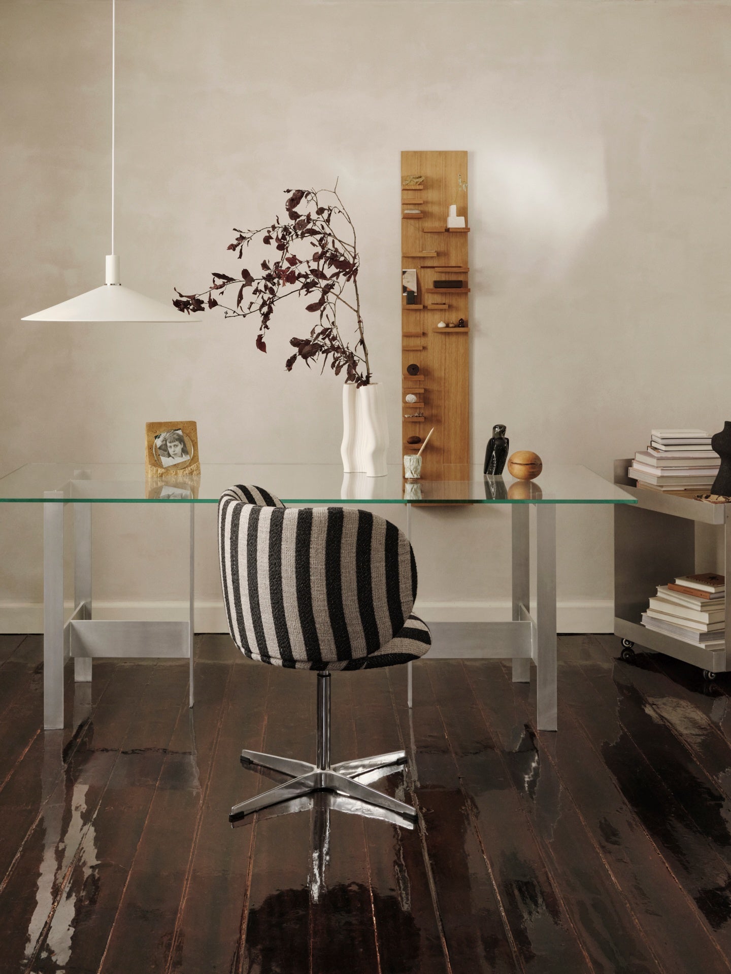 Vase moire broken white