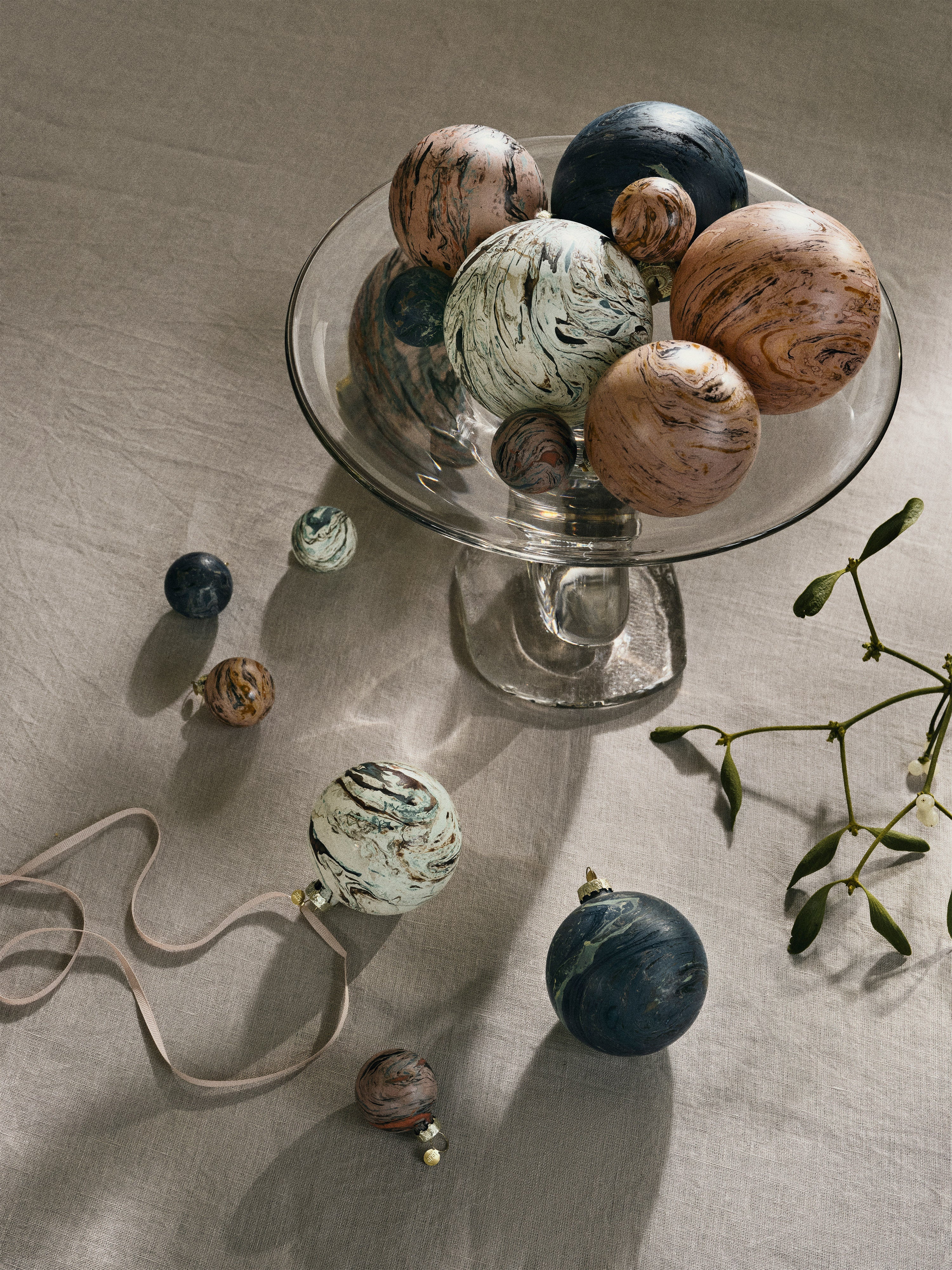 Set von MARBLE Weihnachtskugeln farbig