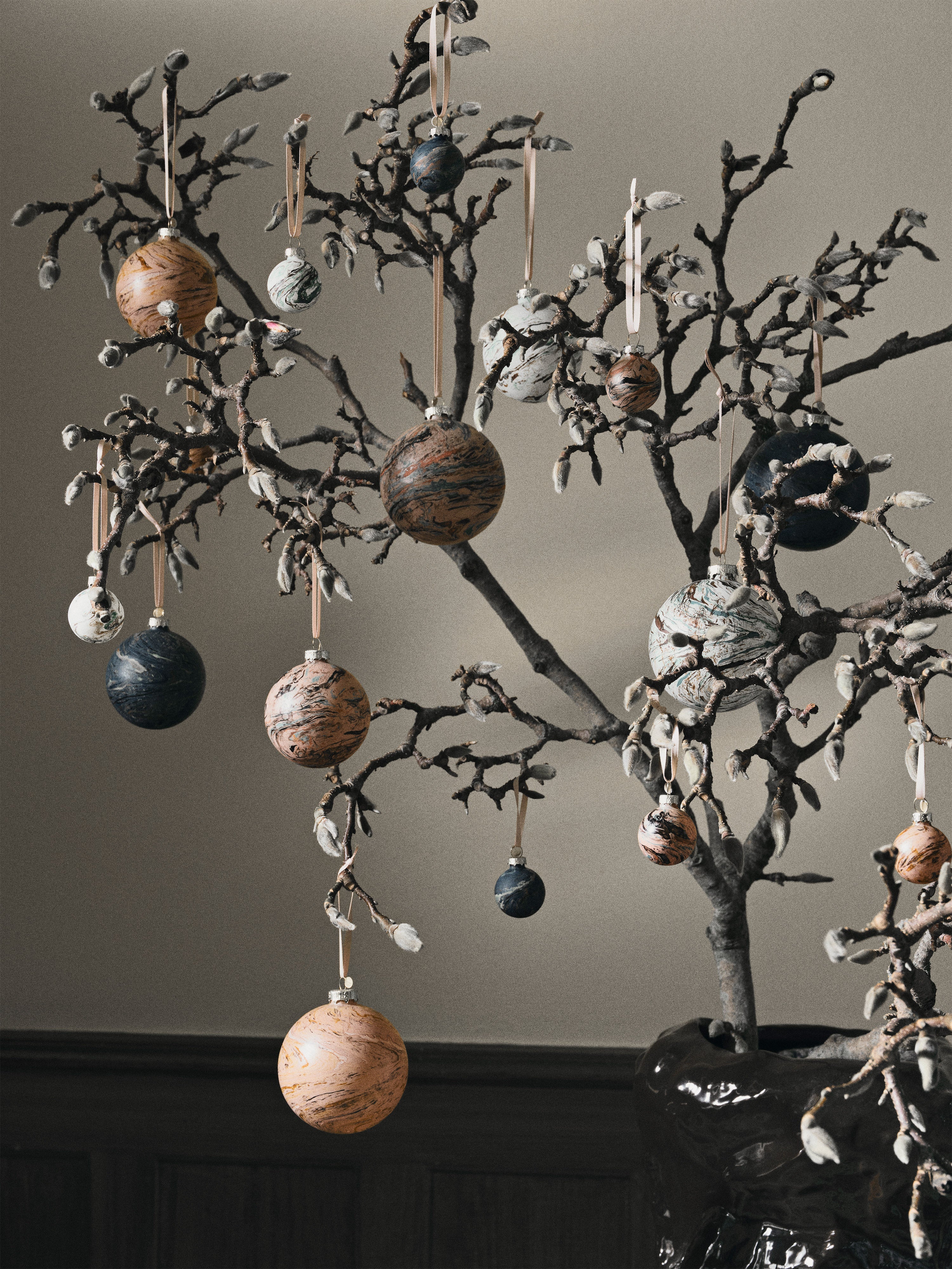 Set von MARBLE Weihnachtskugeln farbig