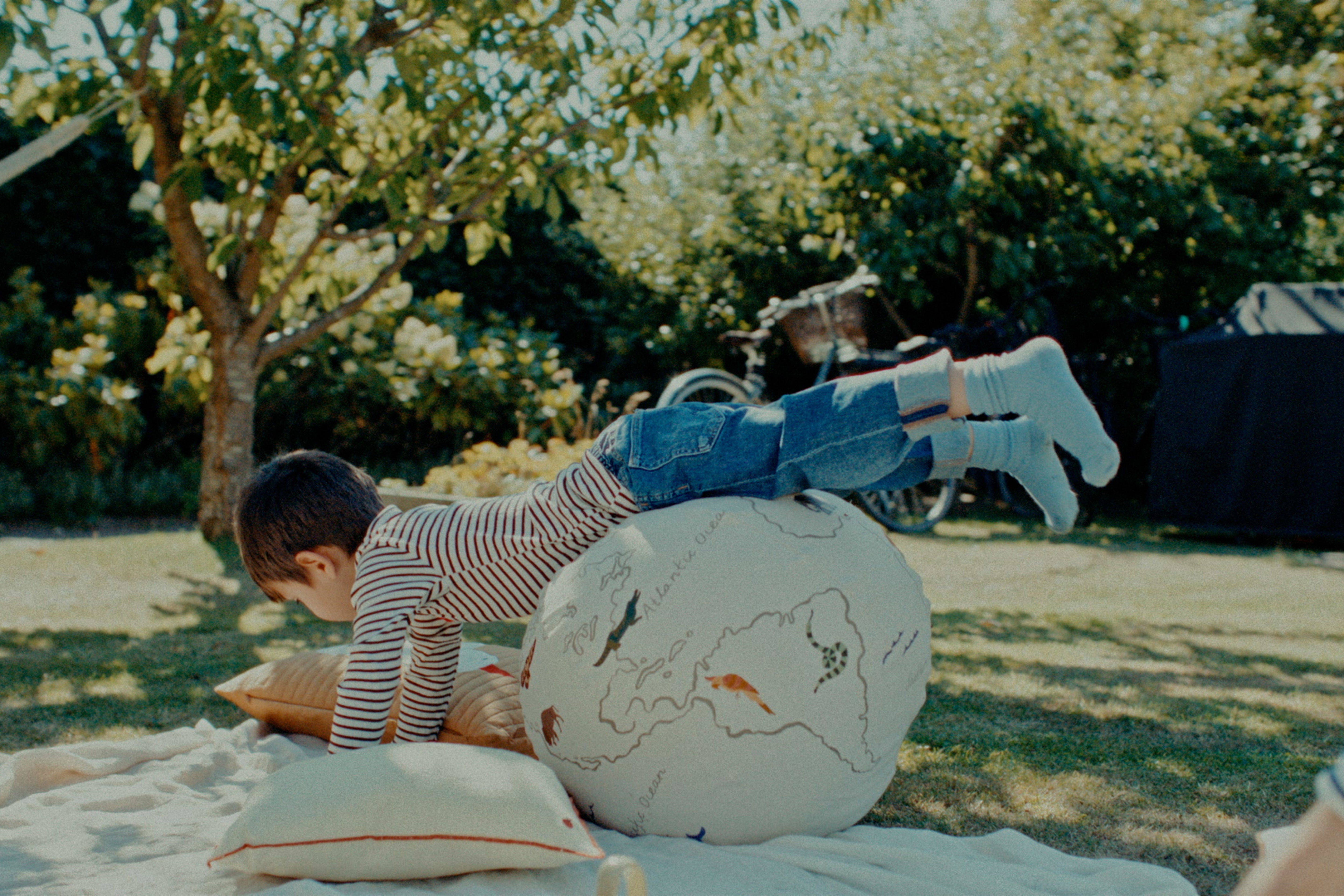 Puf THE WORLD broken white