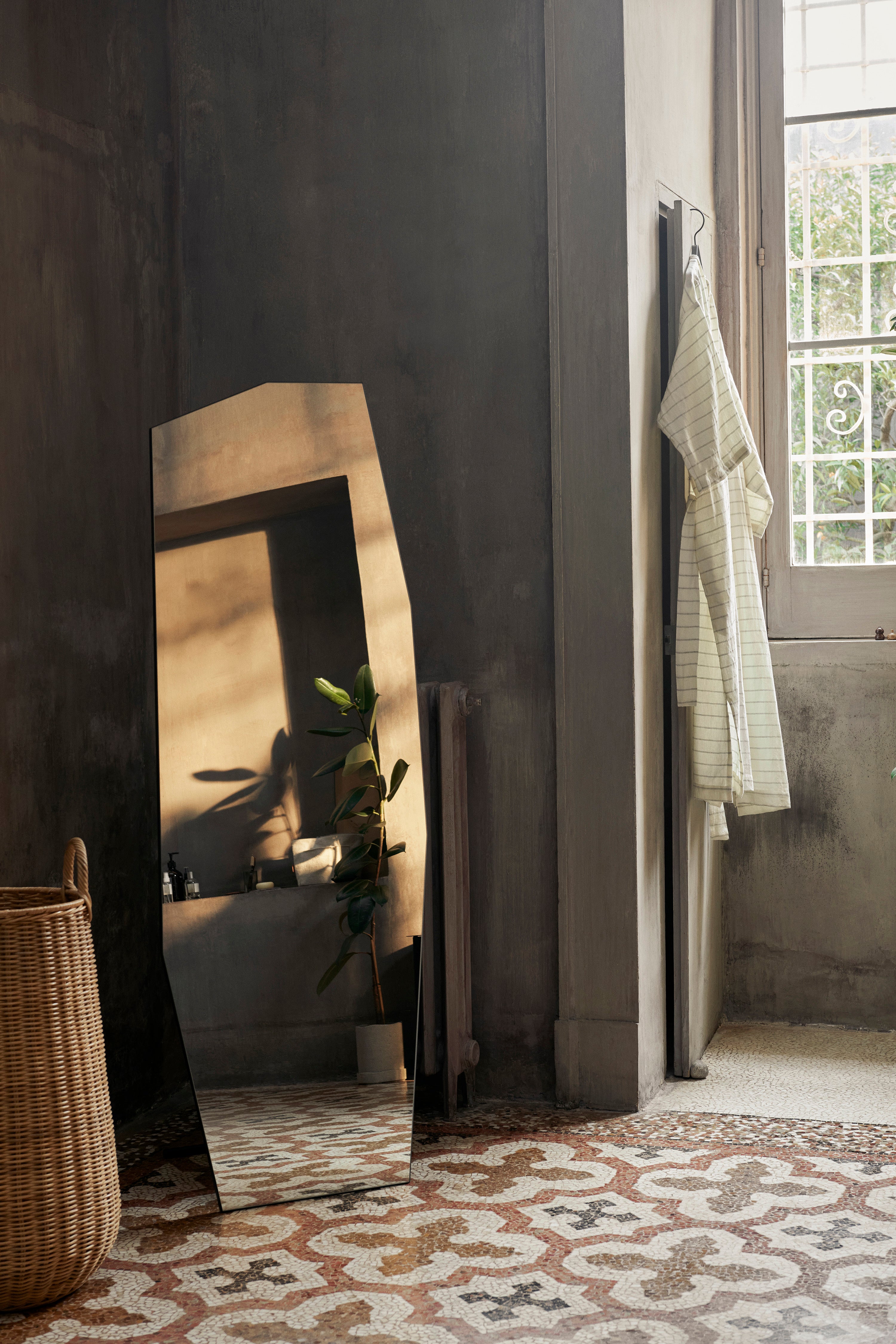 SHARD FREE STANDING standing mirror black frame
